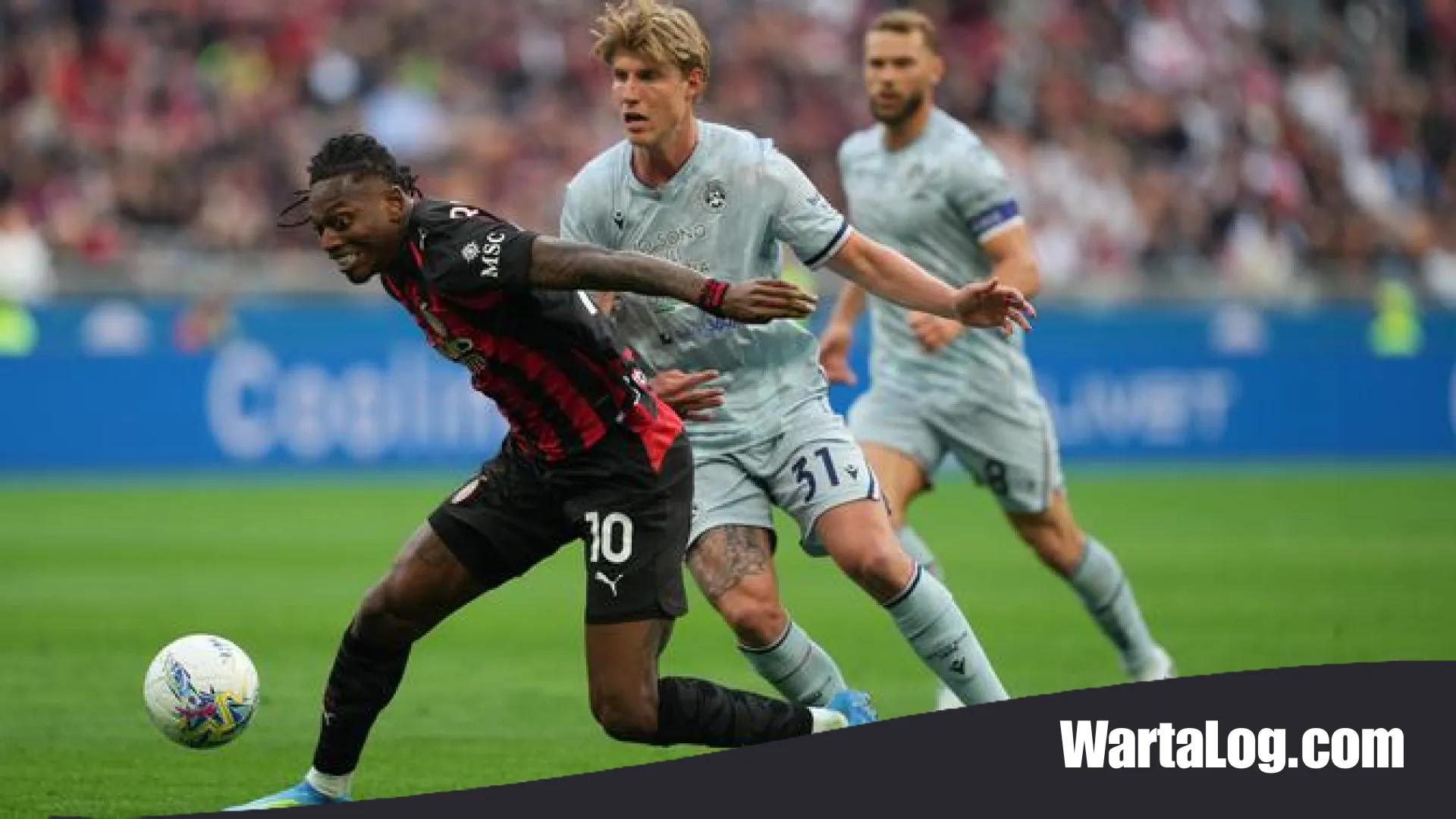 Badai Kritik di San Siro: Rafael Leao Dihujat, Legenda AC Milan Pasang Badan