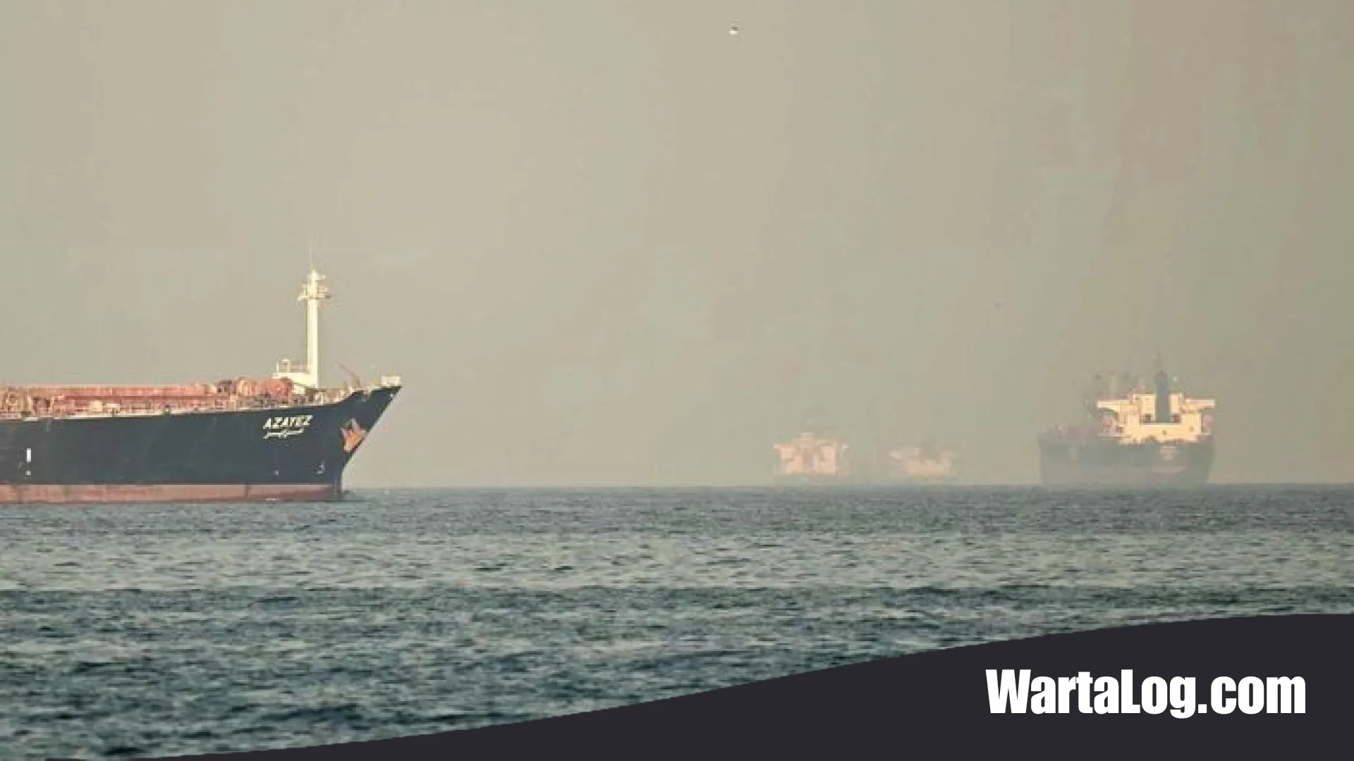 Tensi Panas di Selat Hormuz: Harga Minyak Dunia Meroket Pasca Serangan Kapal Komersial