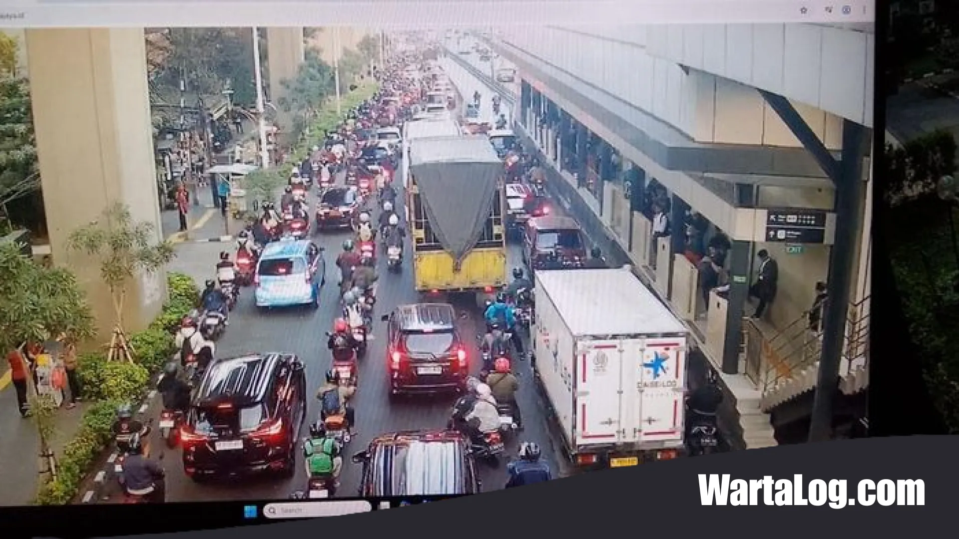 Gatot Subroto Terkunci: Truk Gangguan di Depan Smesco Bikin Macet Mengular Hingga Pancoran