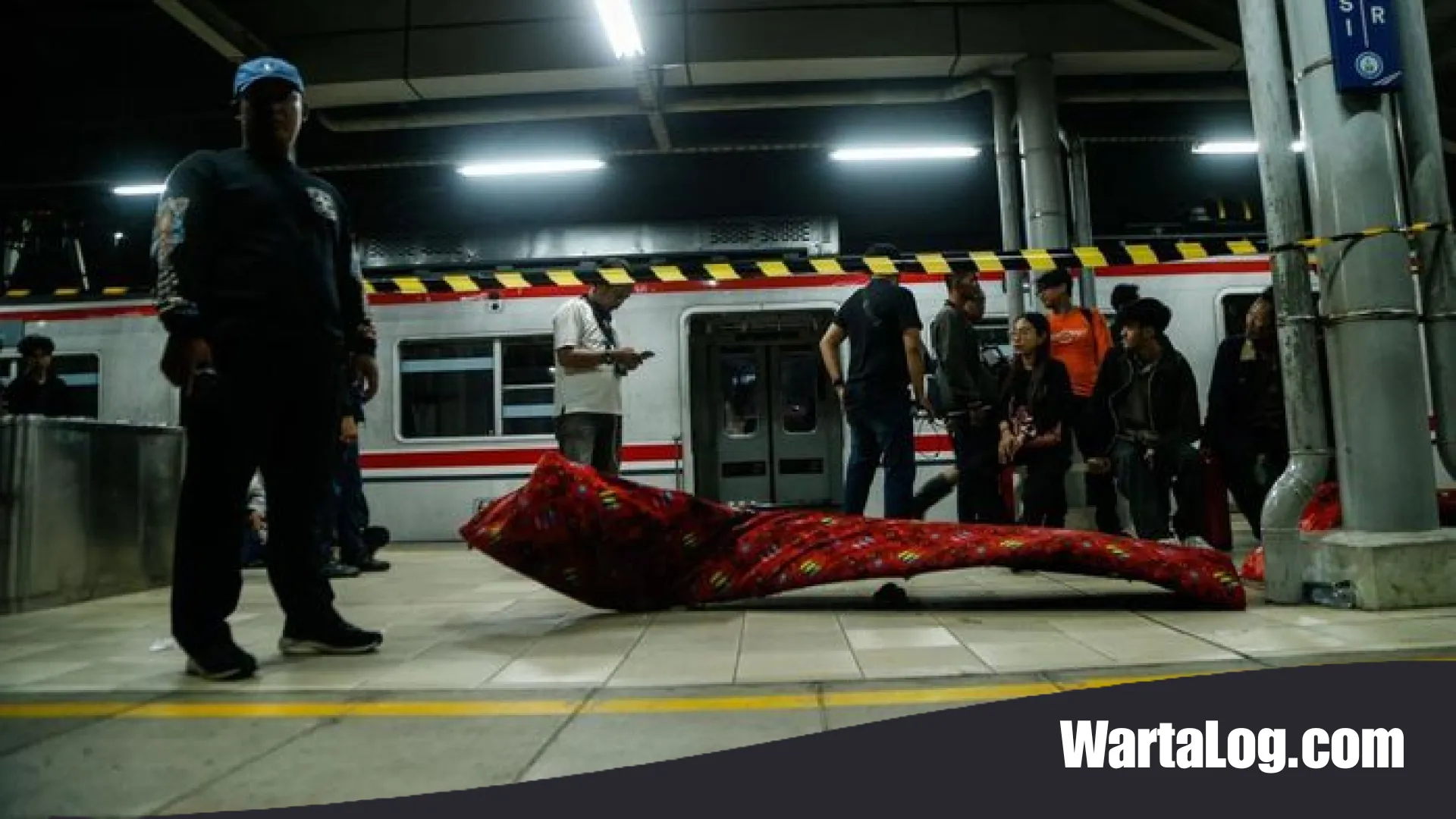 Tragedi Tabrakan KRL dan Argo Bromo di Bekasi Timur: Perjuangan Tim SAR Evakuasi Korban Terjepit di Balik Reruntuhan