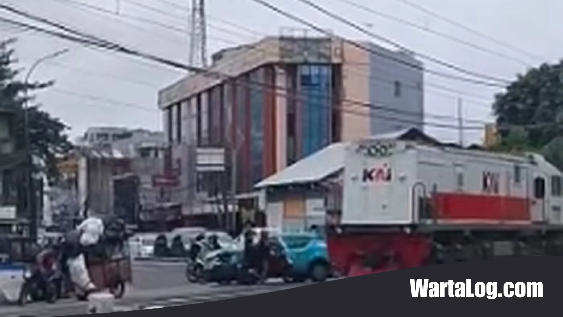 Ironi Transportasi Hijau: Menelusuri Jejak Kecelakaan Beruntun Taksi Listrik di Perlintasan Kereta Api