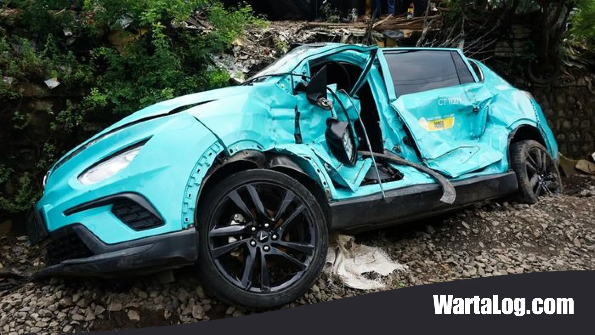 Aksi Dramatis Sopir Taksi Green SM Lolos dari Maut di Bekasi: Lompat Lewat Jendela Sebelum Dentuman Keras KRL
