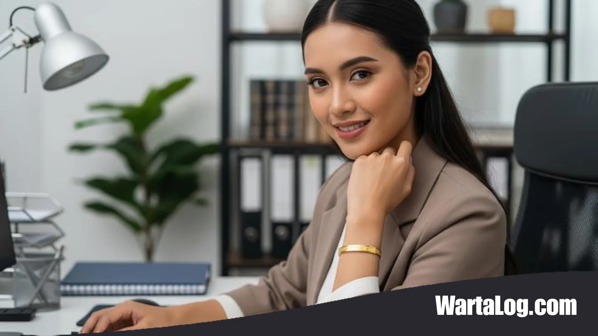 Elegansi Profesional: 11 Inspirasi Model Gelang Emas Simpel yang Sempurna untuk Outfit Kantor