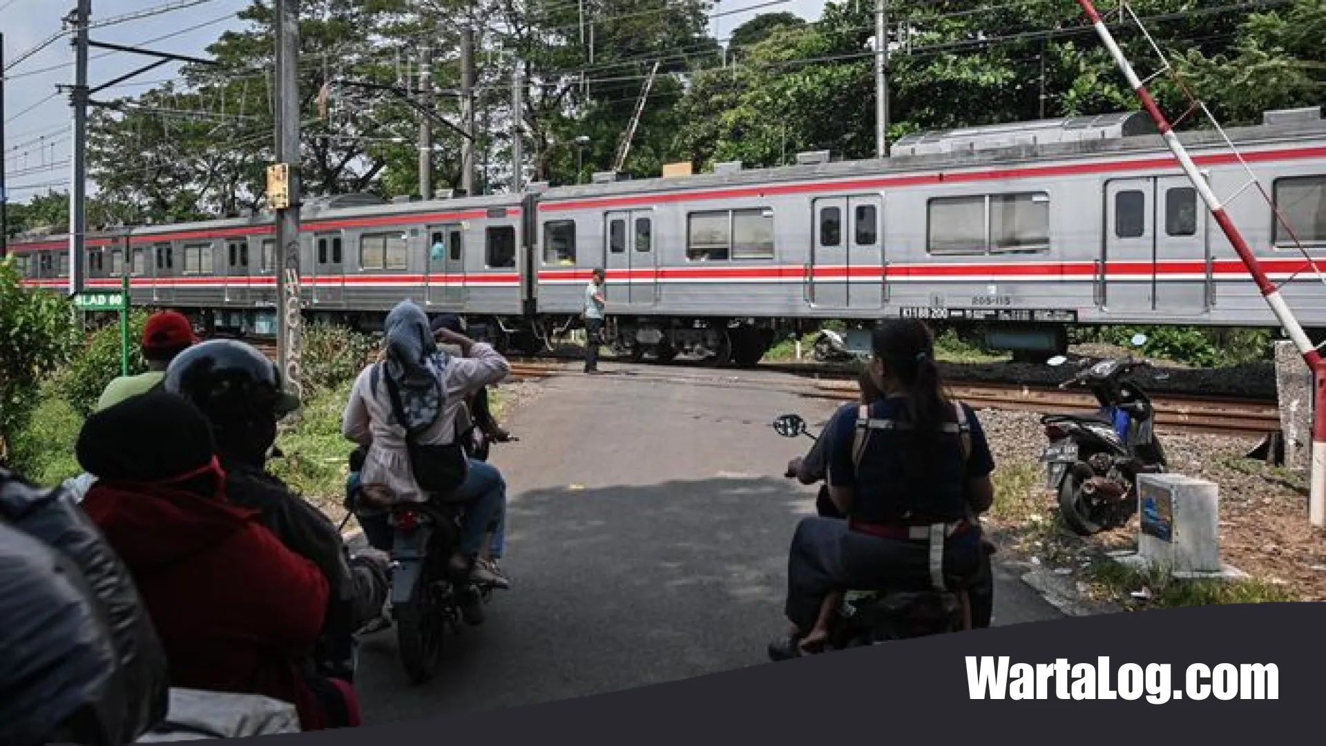 Bahaya Menerobos Perlintasan Kereta Api: Ancaman Nyawa, Denda Jutaan, hingga Jeruji Besi