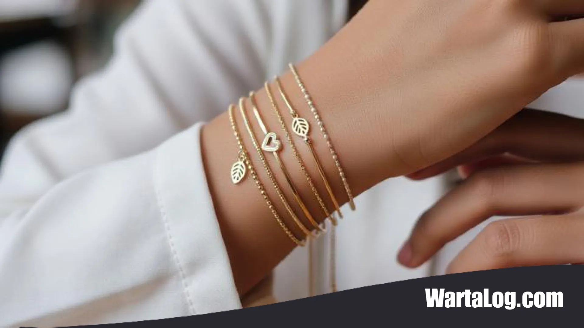 Tampil Berkelas dalam Kesederhanaan: 6 Inspirasi Gelang Emas Casual untuk Gaya Santai nan Elegan