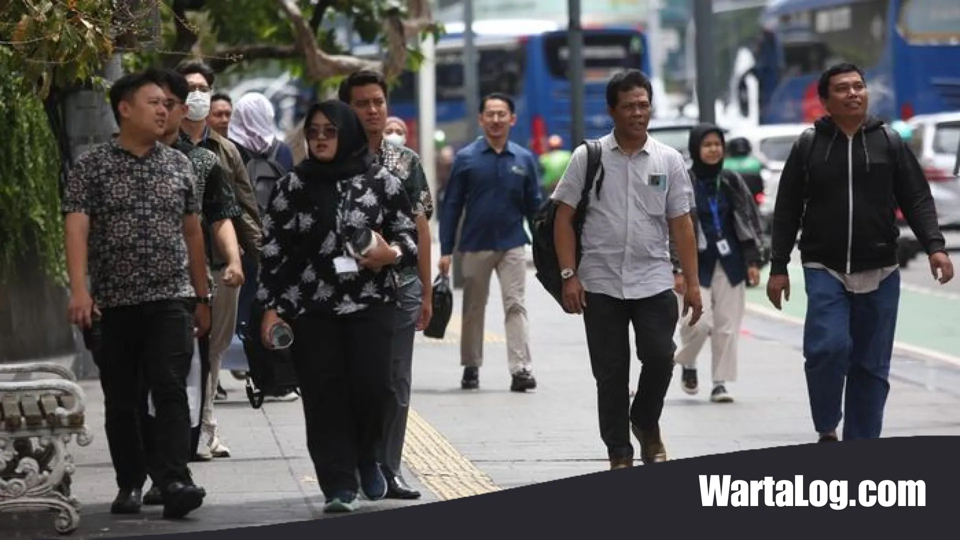 Fenomena ‘Makan Utang’ di Indonesia: Ketika Pinjol dan Paylater Menjadi Penopang Hidup yang Mengkhawatirkan