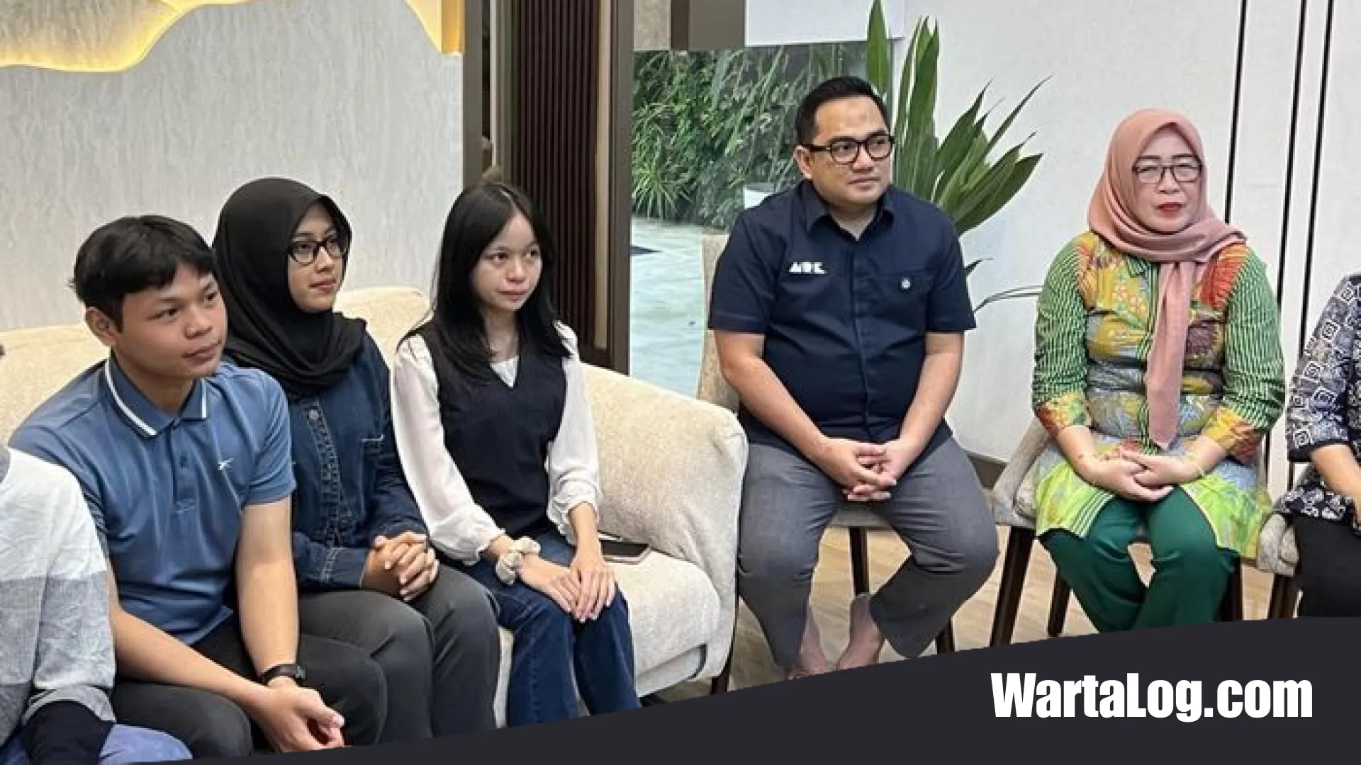 Momen Haru di Balik Kontroversi LCC MPR: Ketua Komisi II DPR Guyur Tim SMAN 1 Pontianak dengan Beasiswa ke China
