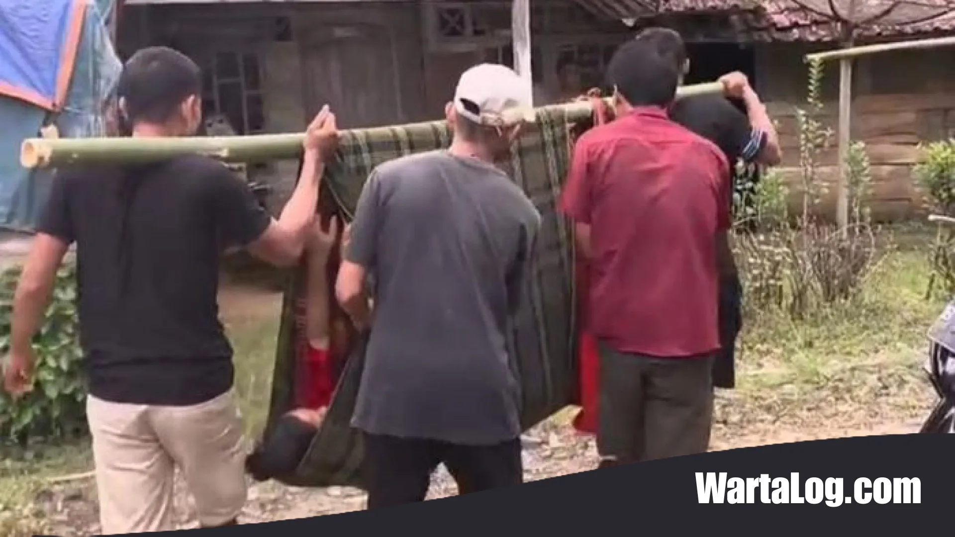 Nestapa di Pandeglang: Saat Nyawa dan Keselamatan Bertaruh di Atas Tandu Sarung dan Jalan Rusak