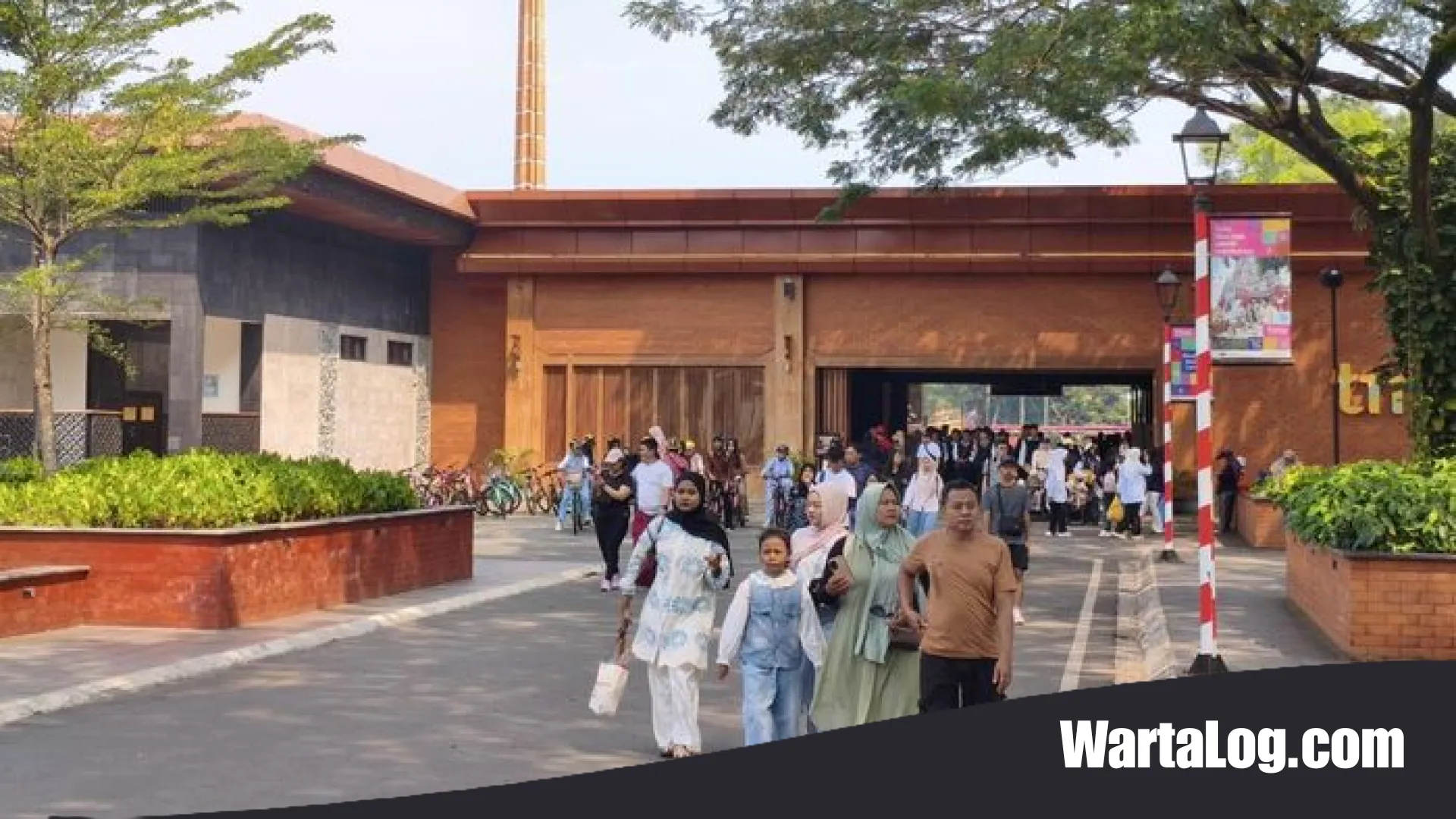 Pesona Taman Mini Indonesia Indah di Libur Kenaikan Yesus Kristus: Lautan Manusia dan Geliat Ekonomi Kreatif