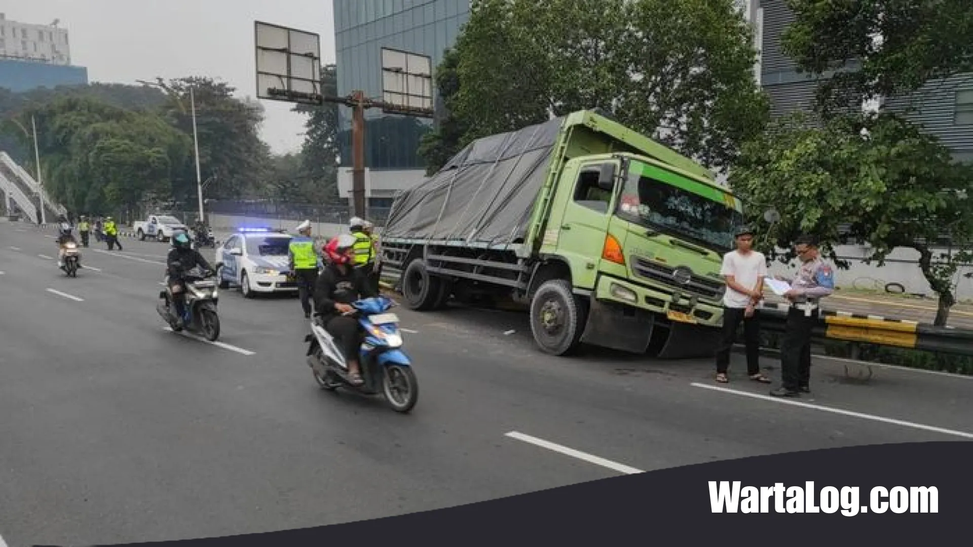 Insiden Truk Hebel Terguling di Layang Cawang: Mengungkap Bahaya Microsleep di Balik Kemacetan Pagi Jakarta
