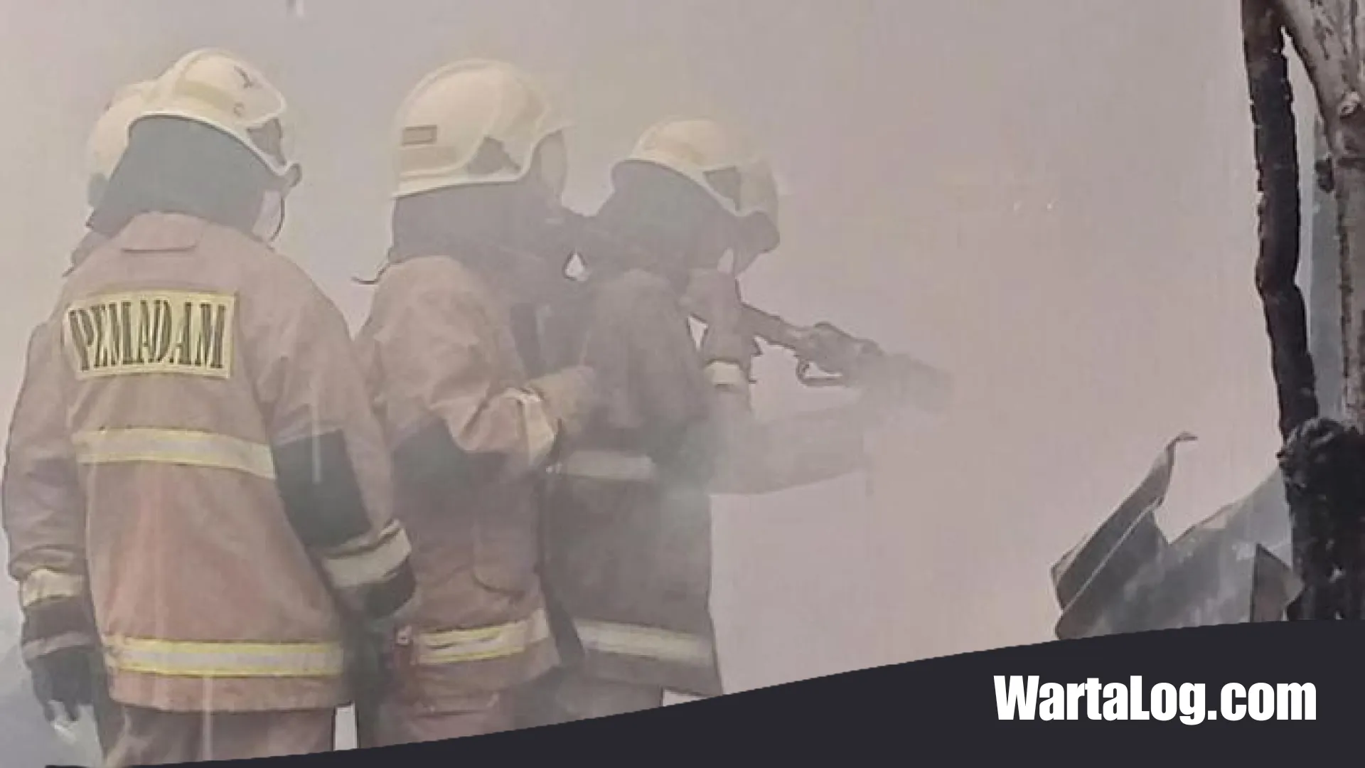 Drama Fajar di Sepatan: Ruko Aksesoris Mobil Hangus Terbakar, Pemilik Berhasil Lolos dari Maut