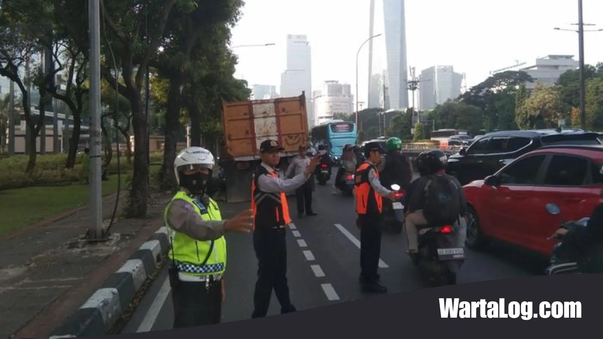 Jakarta Terjepit: Insiden Truk Pecah Ban dan Bus Mogok Picu Kemacetan Parah di Gatot Subroto