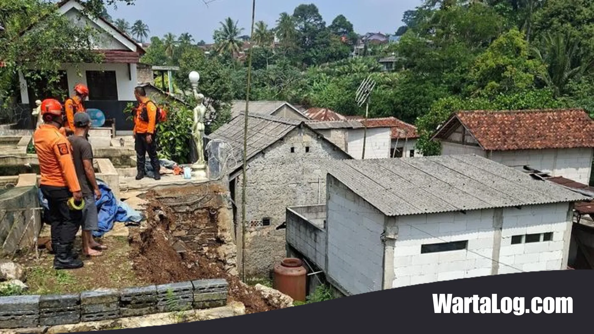 Hujan Deras Picu Longsor Tebing di Cimande Bogor: Akses Jalan Terputus dan Pemukiman Warga Terancam