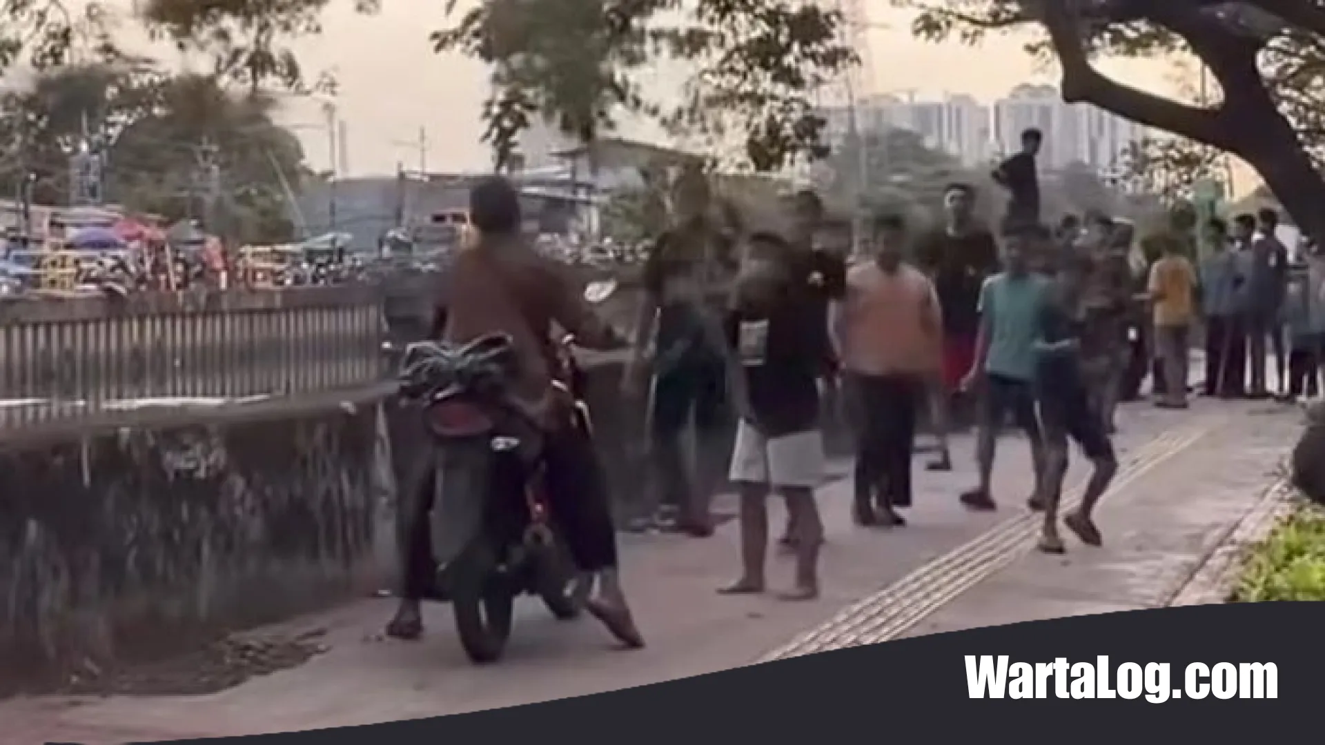 Aksi Berani ‘Polisi Cilik’ Daan Mogot: Saat Bocah Jakarta Barat Pasang Badan Hadang Pemotor di Trotoar