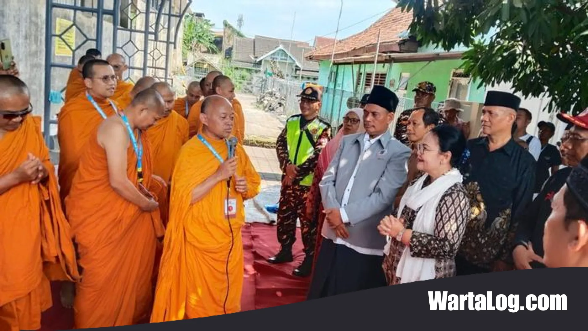 Manifestasi Toleransi: Kala Pelataran Masjid Al Falah Semarang Menjadi Saksi Kedamaian Biksu Thudong