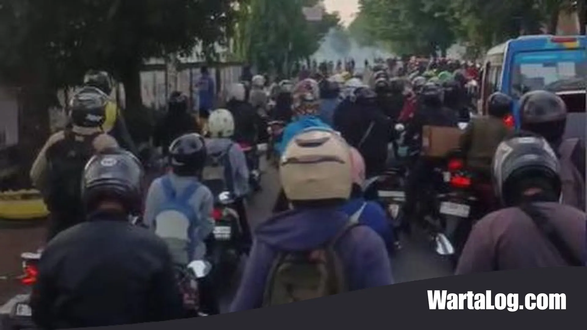 Drama Senin Pagi di Klender: Aksi Nekat Pemotor Terobos Tawuran Demi Mengejar Waktu