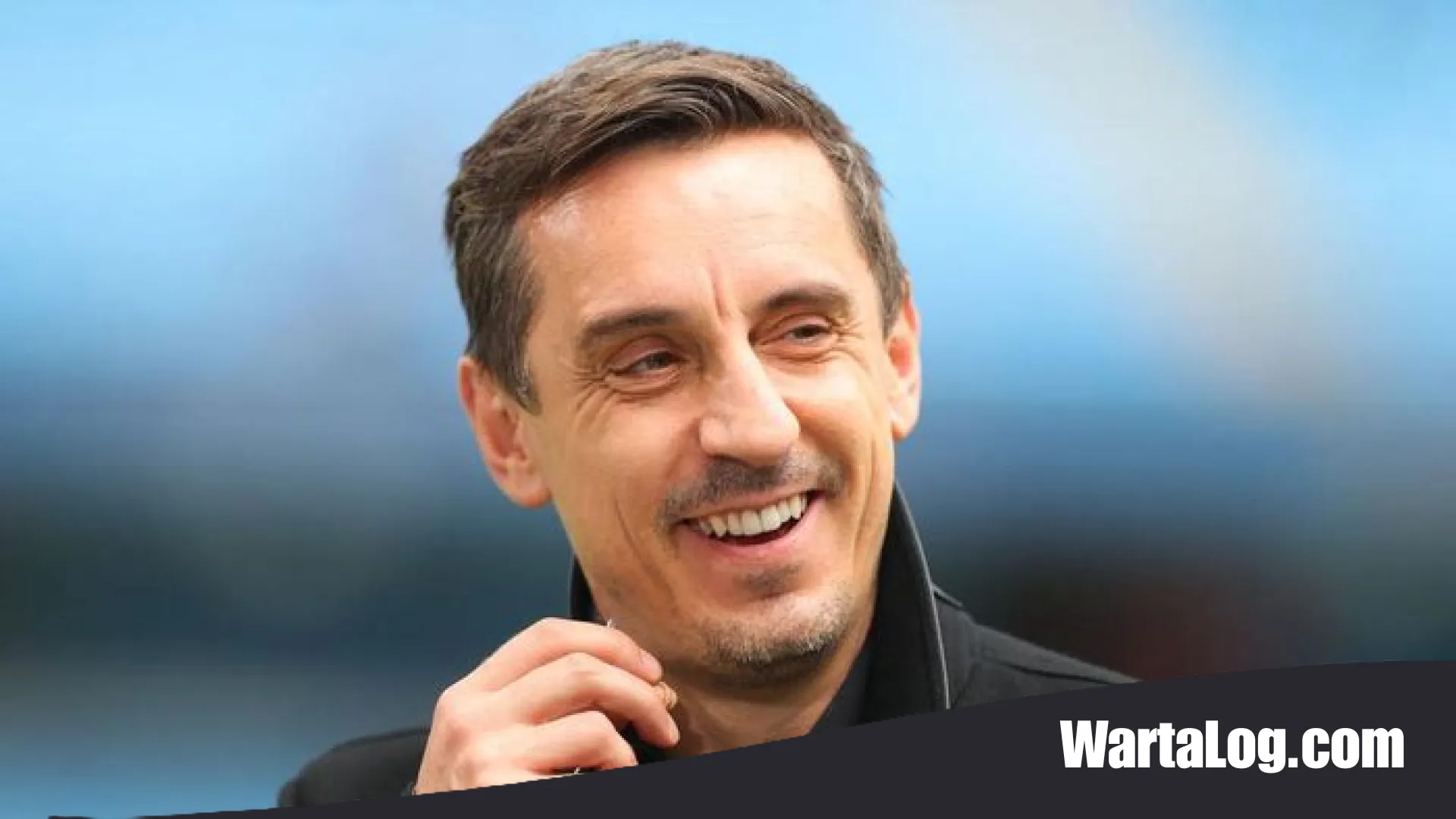 Momen Ikonik Gary Neville Terima Jersey Arsenal: Diplomasi Unik Mikel Arteta dan Josh Kroenke di London Colney