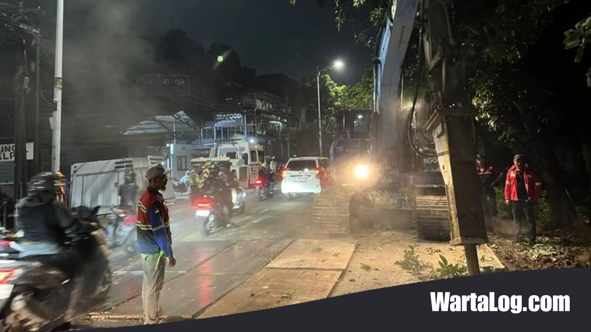 Gerak Cepat Perbaikan Jalan Amblas Lenteng Agung: WartaLog Laporkan Pembongkaran Lajur Kanan Demi Keamanan Publik