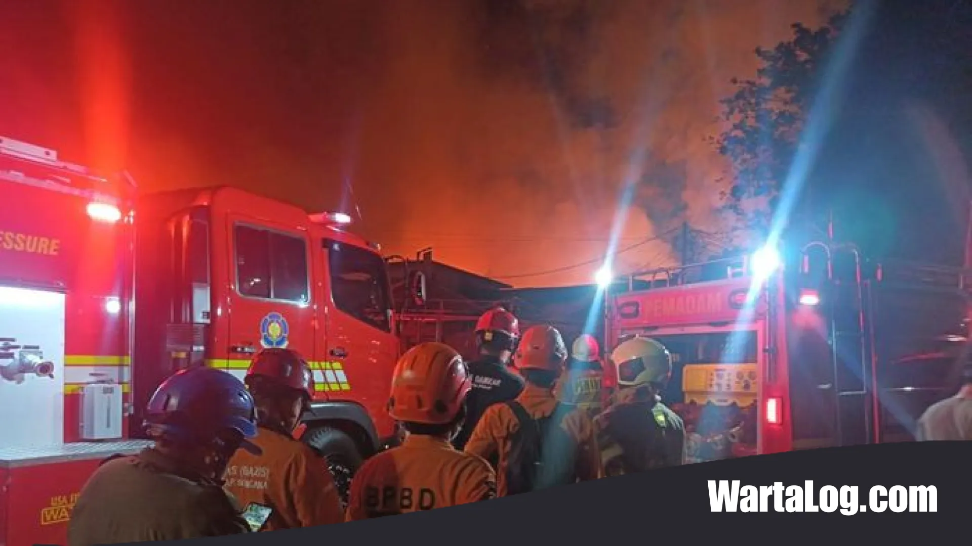 Kemayoran Membara: 33 Unit Damkar Berjibaku Jinakkan Api di Pemukiman Kebon Kosong
