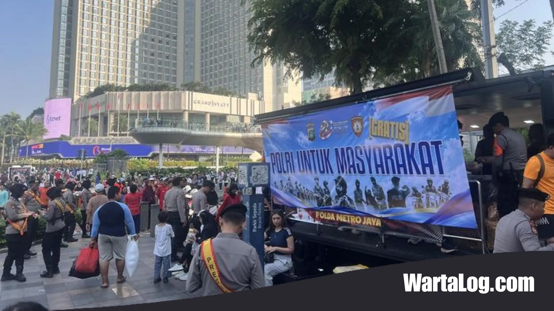Sentuhan Humanis Polda Metro Jaya: Bagi-Bagi 500 Porsi Bubur Ayam Gratis di CFD Bundaran HI yang Ludes dalam Sekejap