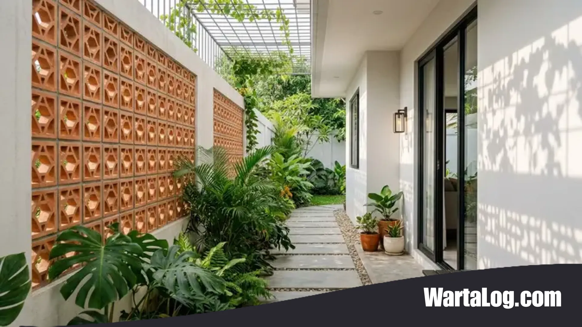 Mengubah Lorong Samping Menjadi Oase Estetik: Inspirasi Desain Dinding Roster yang Menyejukkan Hunian