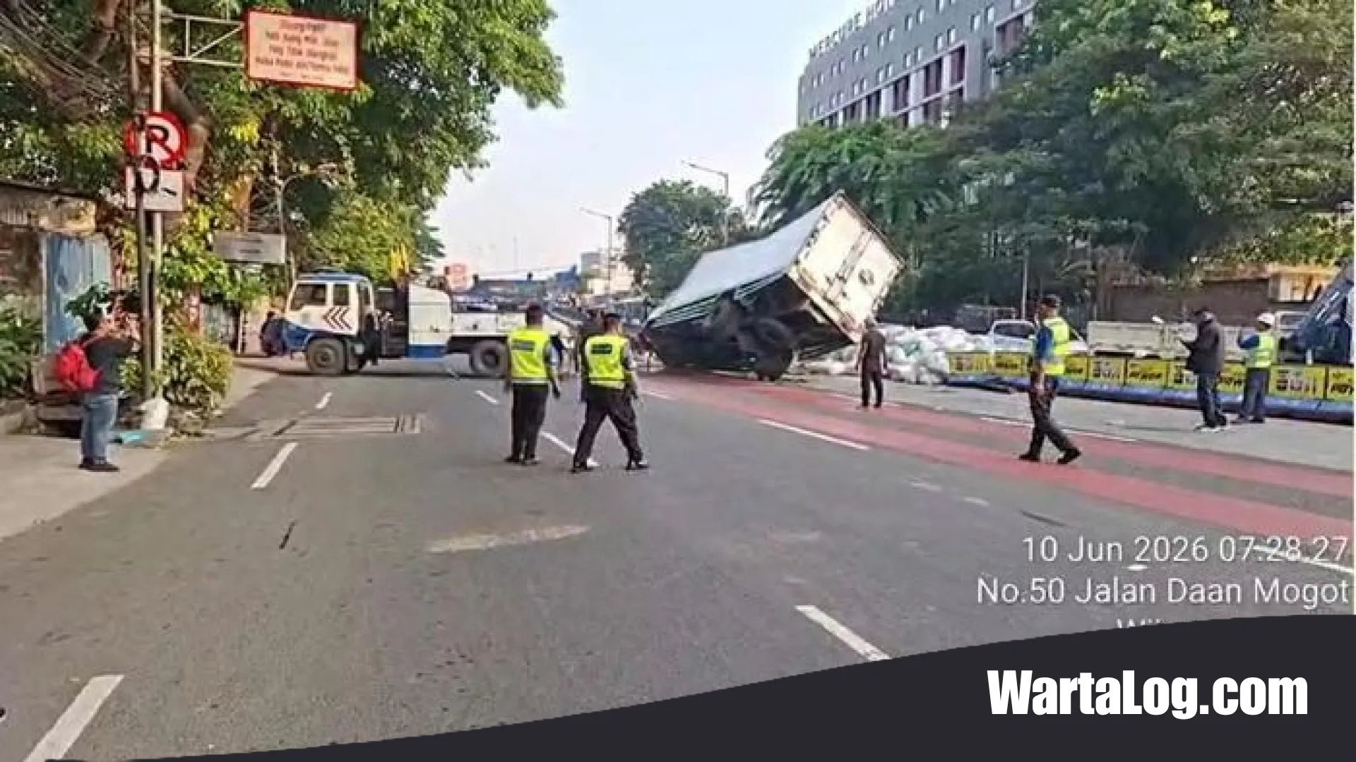 Insiden Truk Muatan Biji Plastik Terguling di Flyover Pesing: Simpul Kemacetan Daan Mogot dan Dampak Berantai pada Layanan Transjakarta
