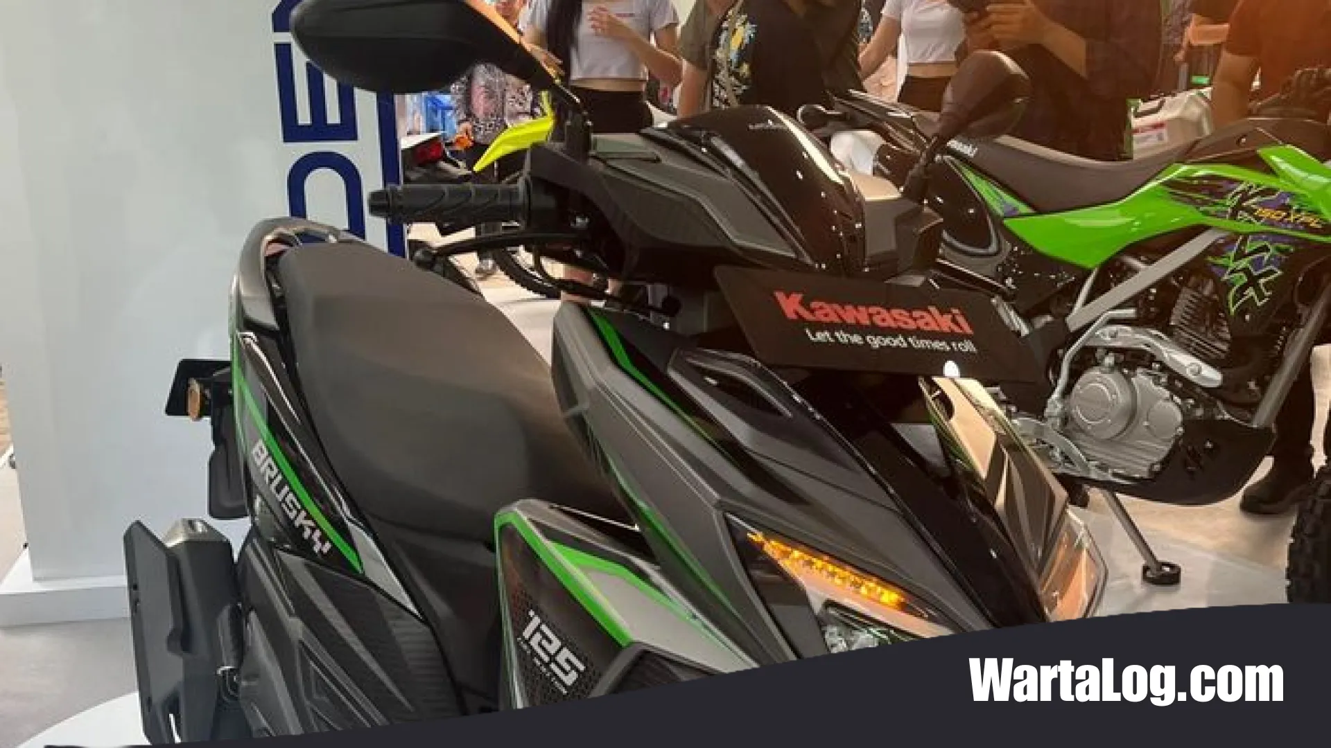 Duel Sengit Skutik 125cc: Kawasaki Brusky 125 Tantang Dominasi Honda Vario, Simak Perbandingan Harga dan Performanya