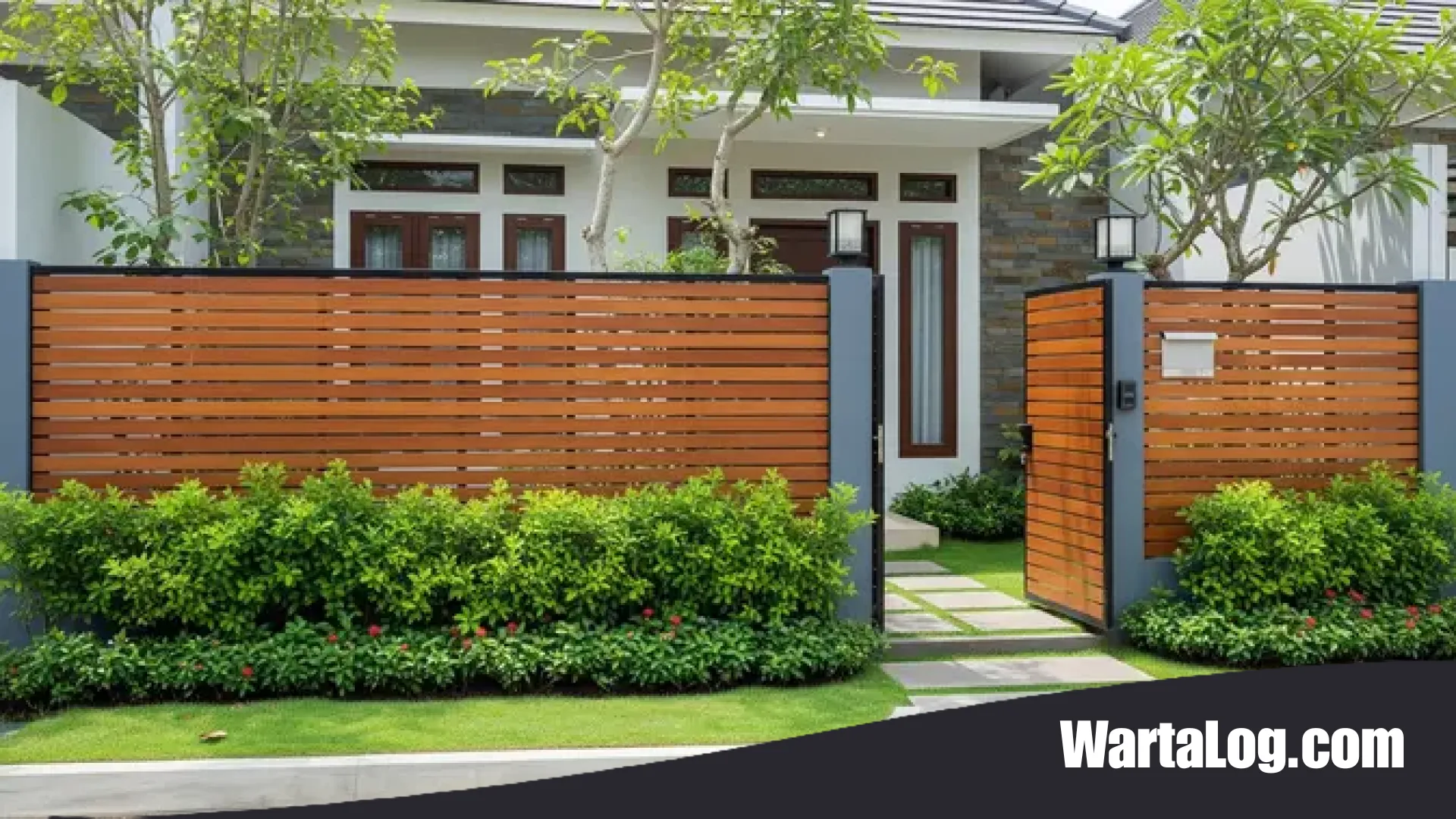 8 Inspirasi Pagar Kayu Horizontal Berpadu Tanaman Hijau: Menciptakan Estetika Hunian yang Asri dan Modern