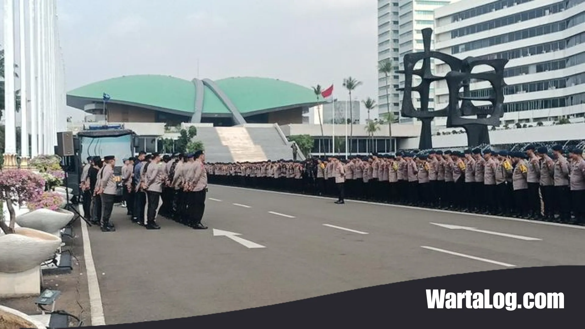 Aksi Humanis Polda Metro Jaya: Mengawal Kunjungan Kenegaraan dan Demo Mahasiswa Tanpa Senjata Api