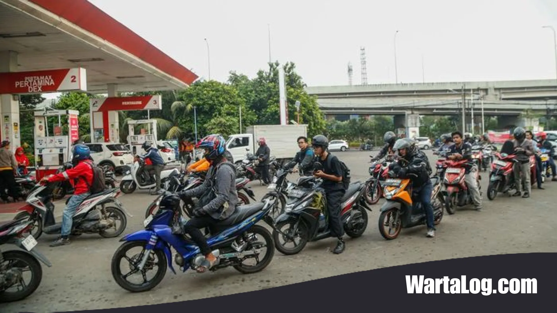 Gelombang Eksodus ke Pertalite: Mengurai Dampak Kenaikan Harga Pertamax bagi Kantong Masyarakat