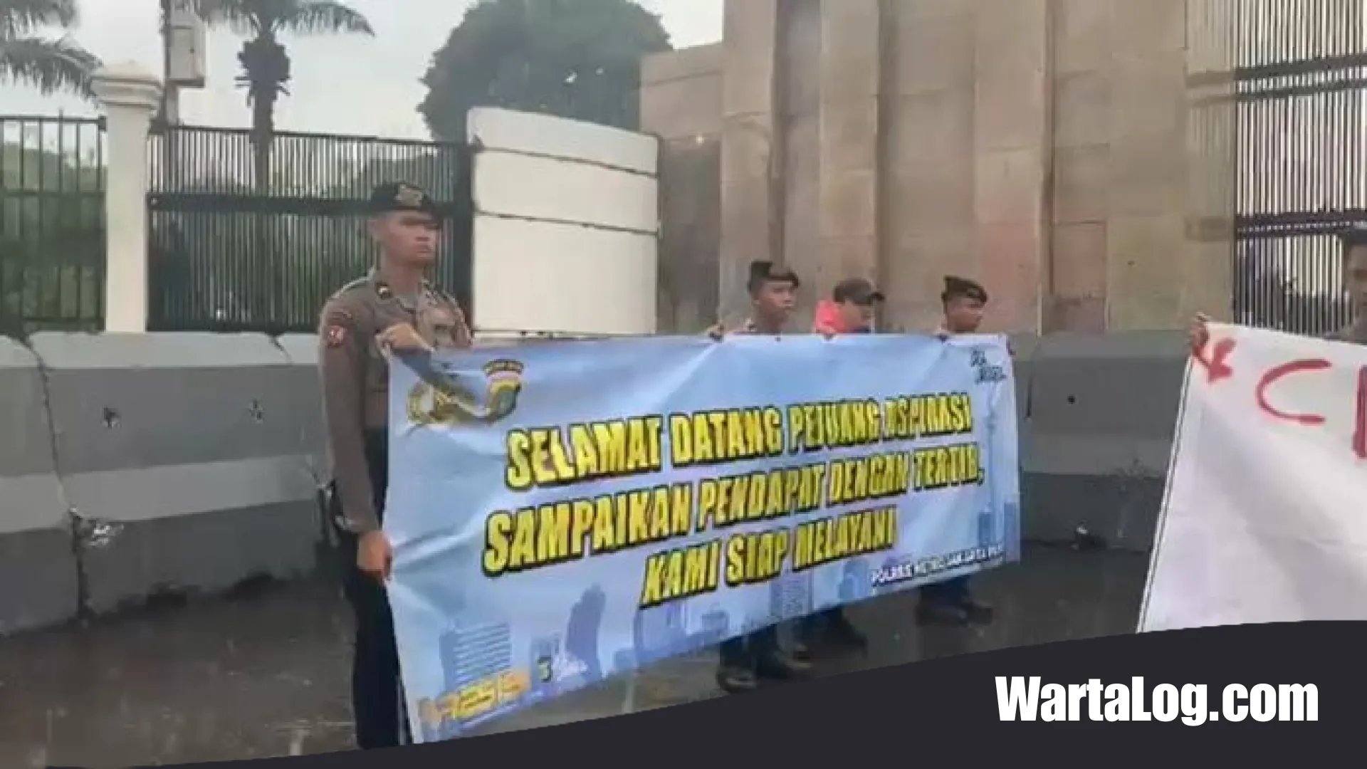 Dedikasi Tanpa Batas: Potret Humanis Personel Polda Metro Jaya Kawal Aksi di Tengah Guyuran Hujan Senayan
