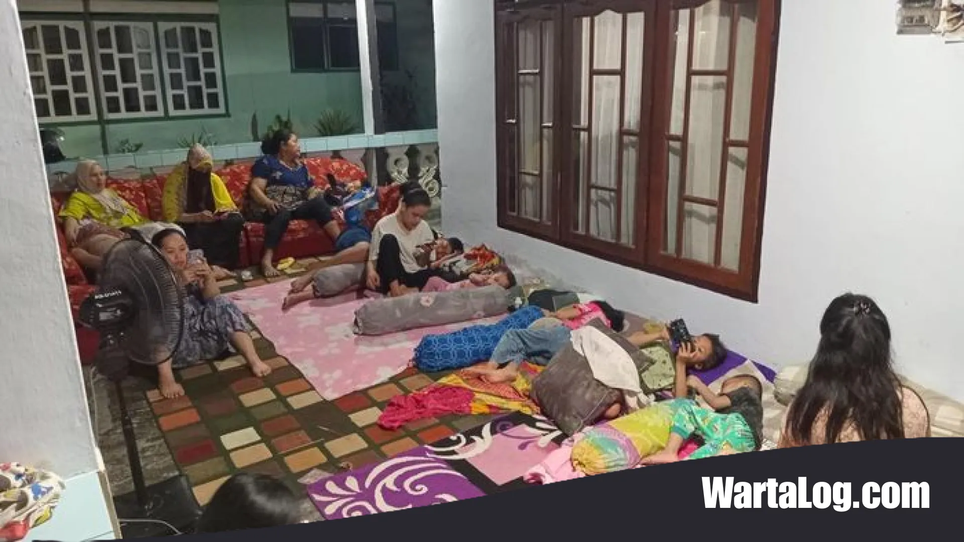 Malam Mencekam di Kota Palu: Ribuan Warga Pilih Mengungsi ke Teras Rumah Akibat Trauma Gempa M 6,7