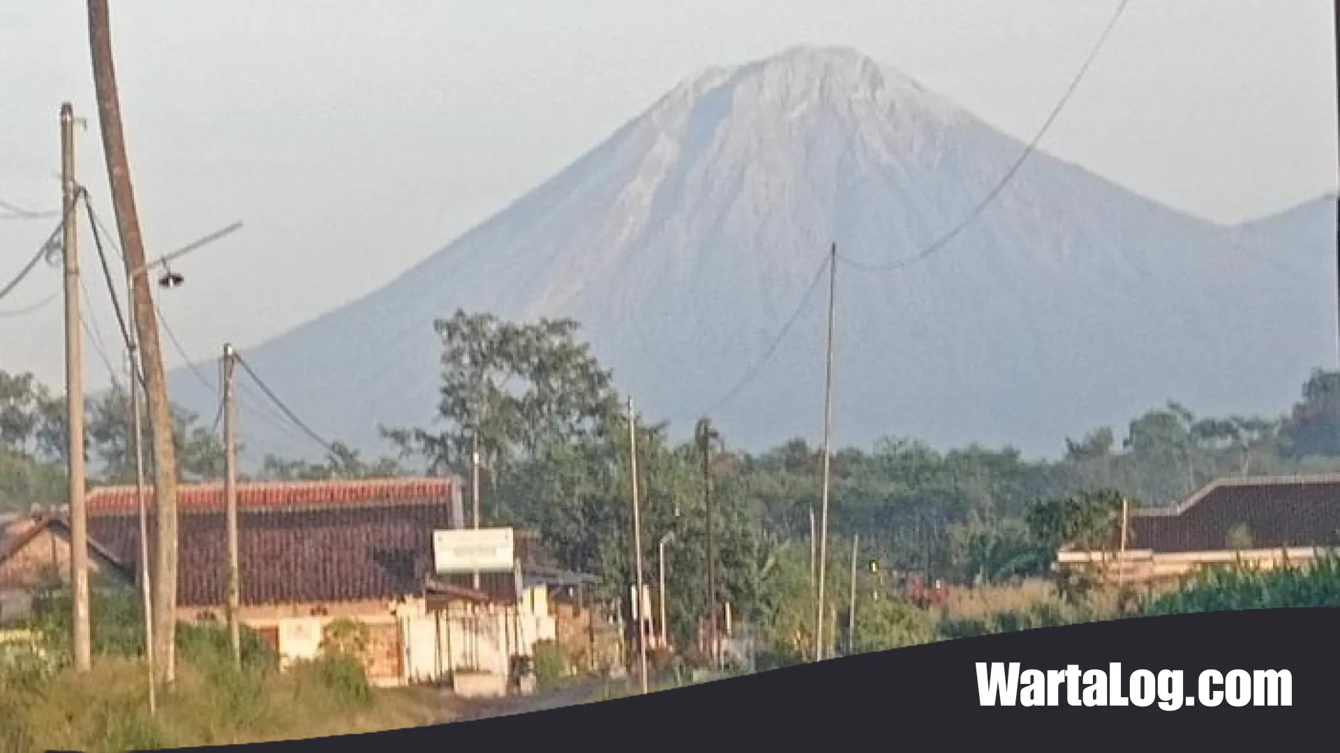 Guncangan Pagi di Kaki Mahameru: Gunung Semeru Meletus Tiga Kali Beruntun, Kolom Abu Tembus 1.000 Meter
