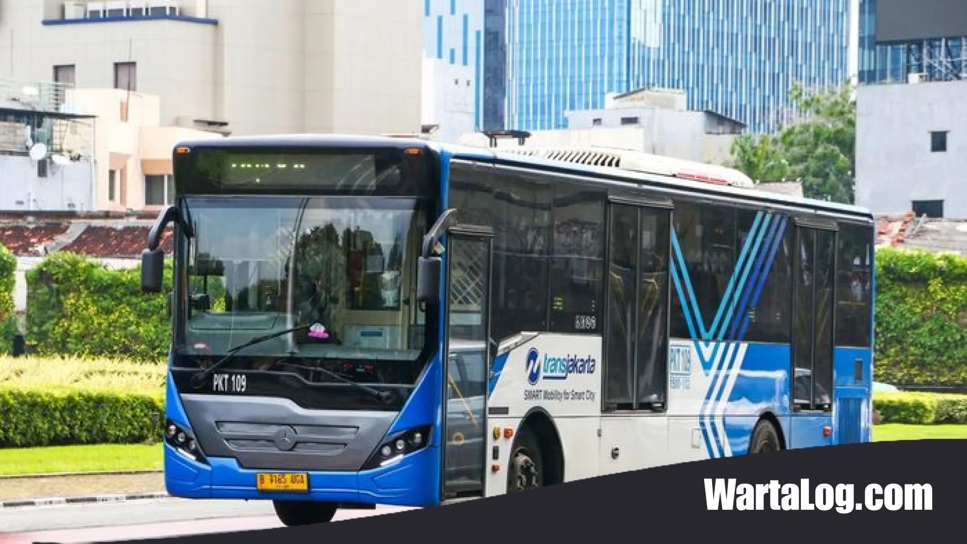 Drama Senin Pagi di MT Haryono: Bus Transjakarta Hantam Separator, Kemacetan Mengular Hingga Pancoran