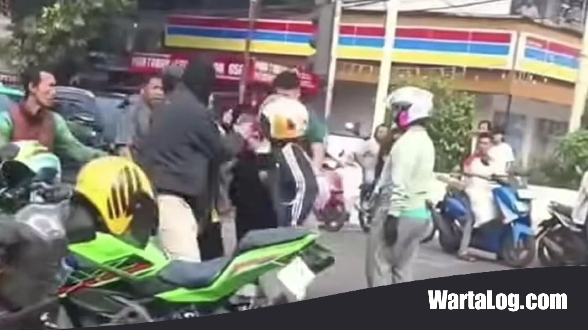 Arogansi Jalanan di Tebet: Pengendara Ninja Diduga Pukul Pemotor yang Tengah Membonceng Anak Istri