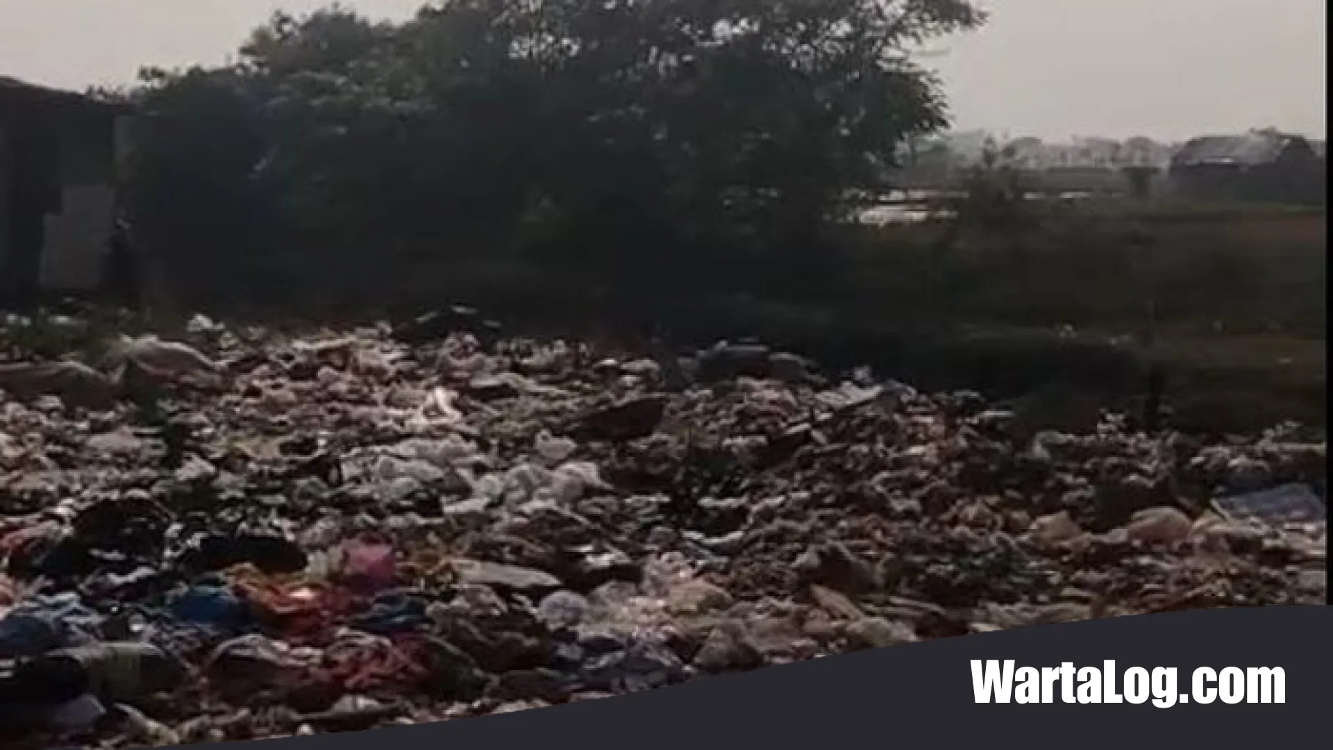 Strategi Tempur di TPA Jatiwaringin: Menjinakkan Amukan Api yang Terkubur di Balik Gunungan Sampah