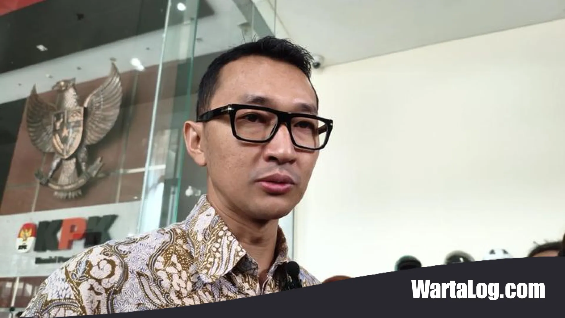 Skandal Amplop Bupati Kuansing: Mengapa Pengembalian Dana ke Menhut Raja Juli Antoni Tidak Menghapus Unsur Pidana?