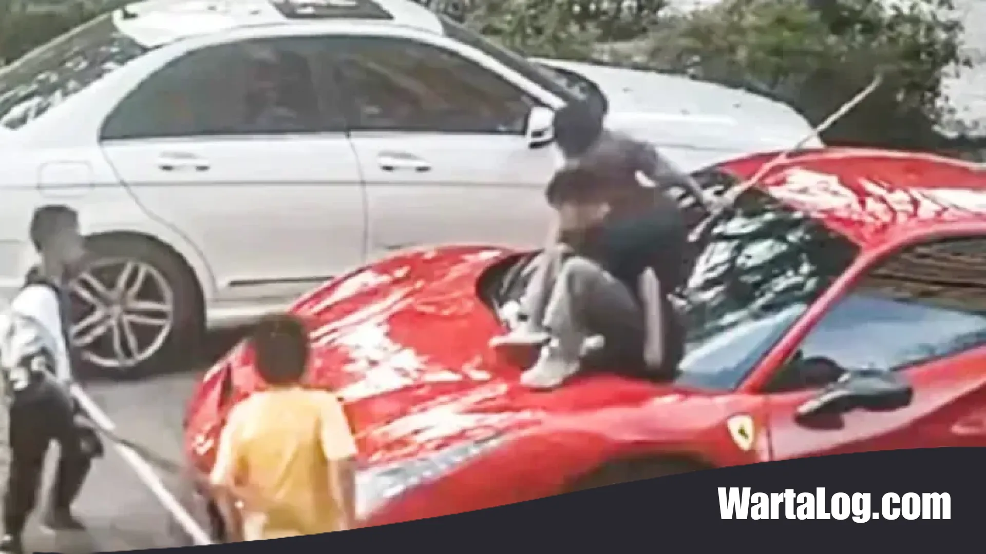 Tragedi Ferrari 488 GTB di Kunming: Ketika Supercar Rp9,5 Miliar Menjadi Wahana Perosotan Bocah