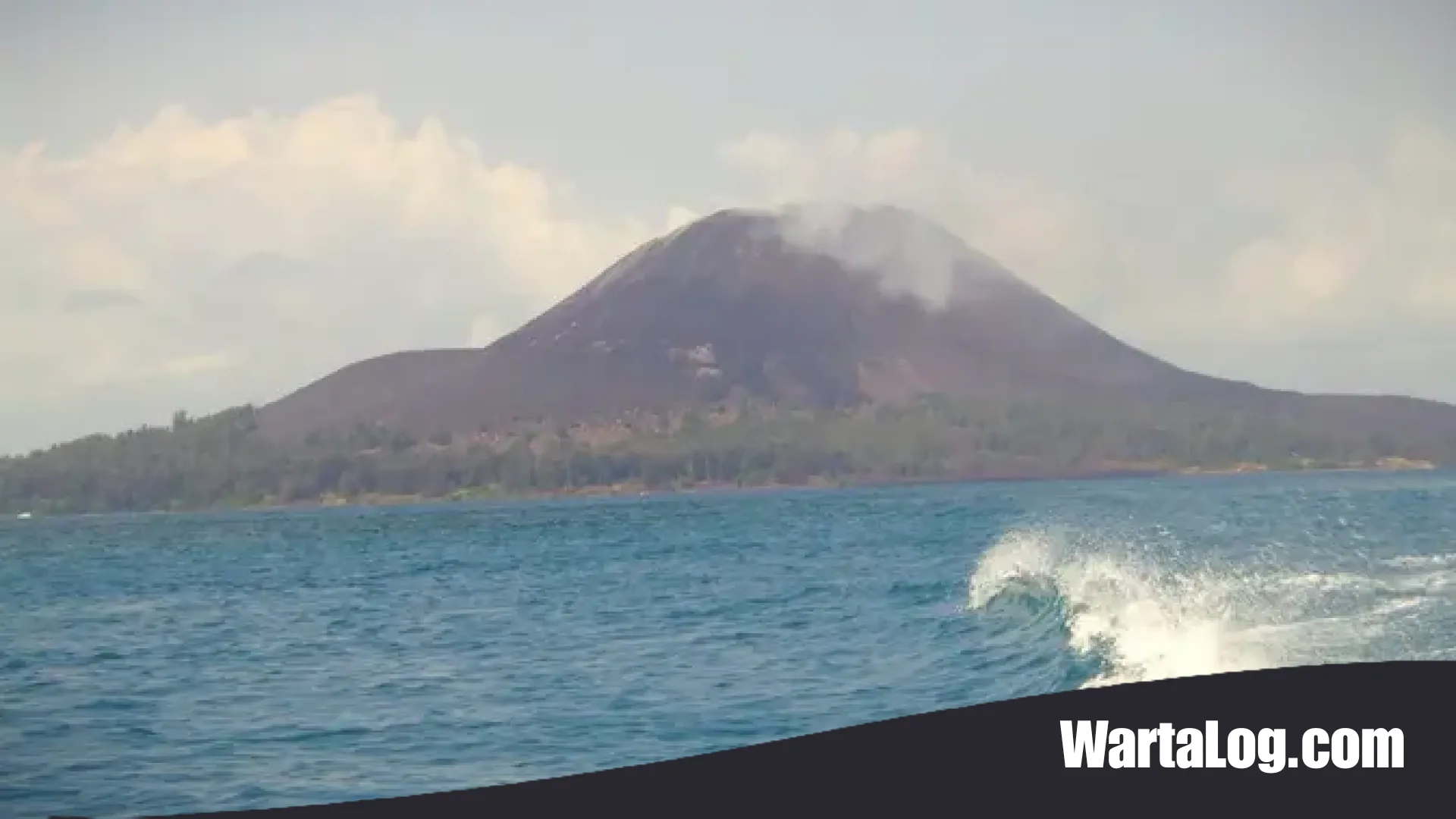 Waspada Disinformasi! Video Viral Erupsi Mencekam Gunung Anak Krakatau Dipastikan Hoaks oleh BNPB dan Badan Geologi
