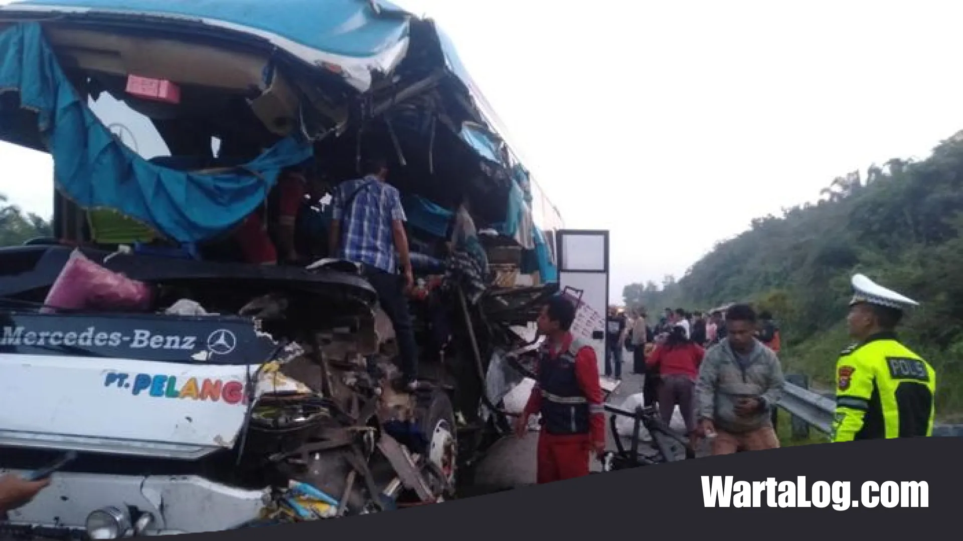 Tragedi Berdarah di Tol Permai: Bus Pelangi Hantam Tronton, Dua Nyawa Melayang dan Sopir Jadi Buronan Polisi