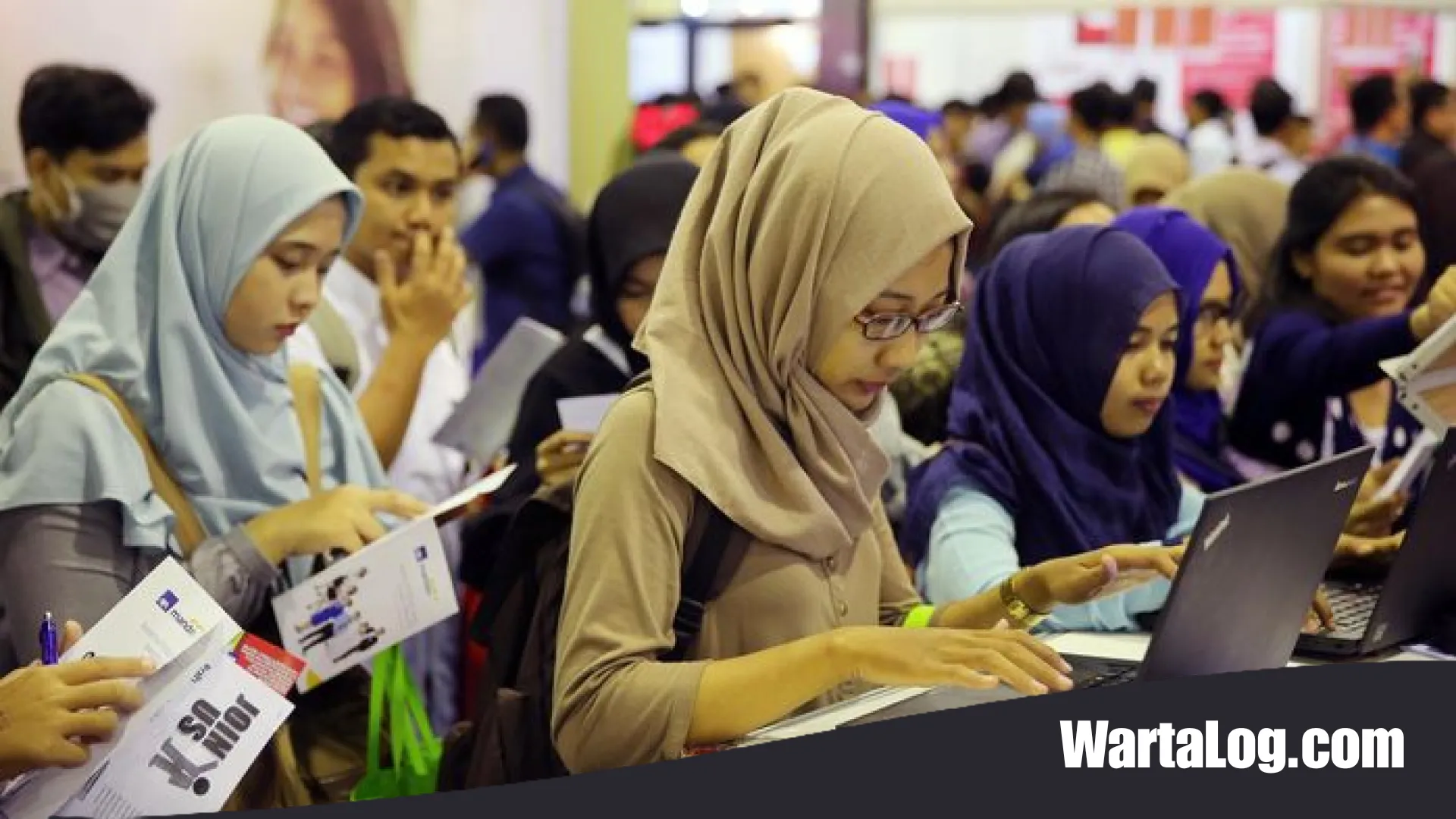 Daftar Industri yang Berani Gaji Fresh Graduate Dua Kali Lipat UMR: Peluang Emas di Tengah Persaingan Ketat