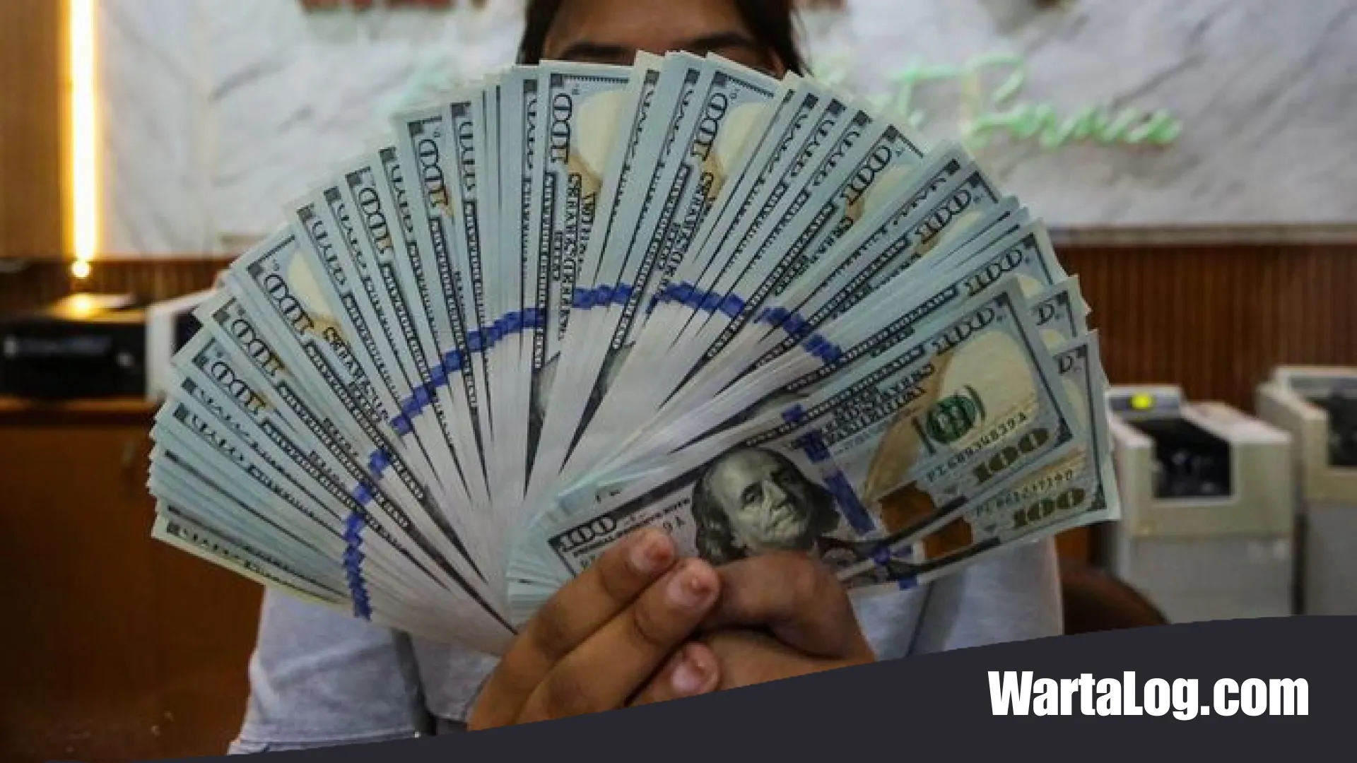 Rupiah Terhimpit, Dolar AS Kian Perkasa Mendekati Level Psikologis Rp 18.100