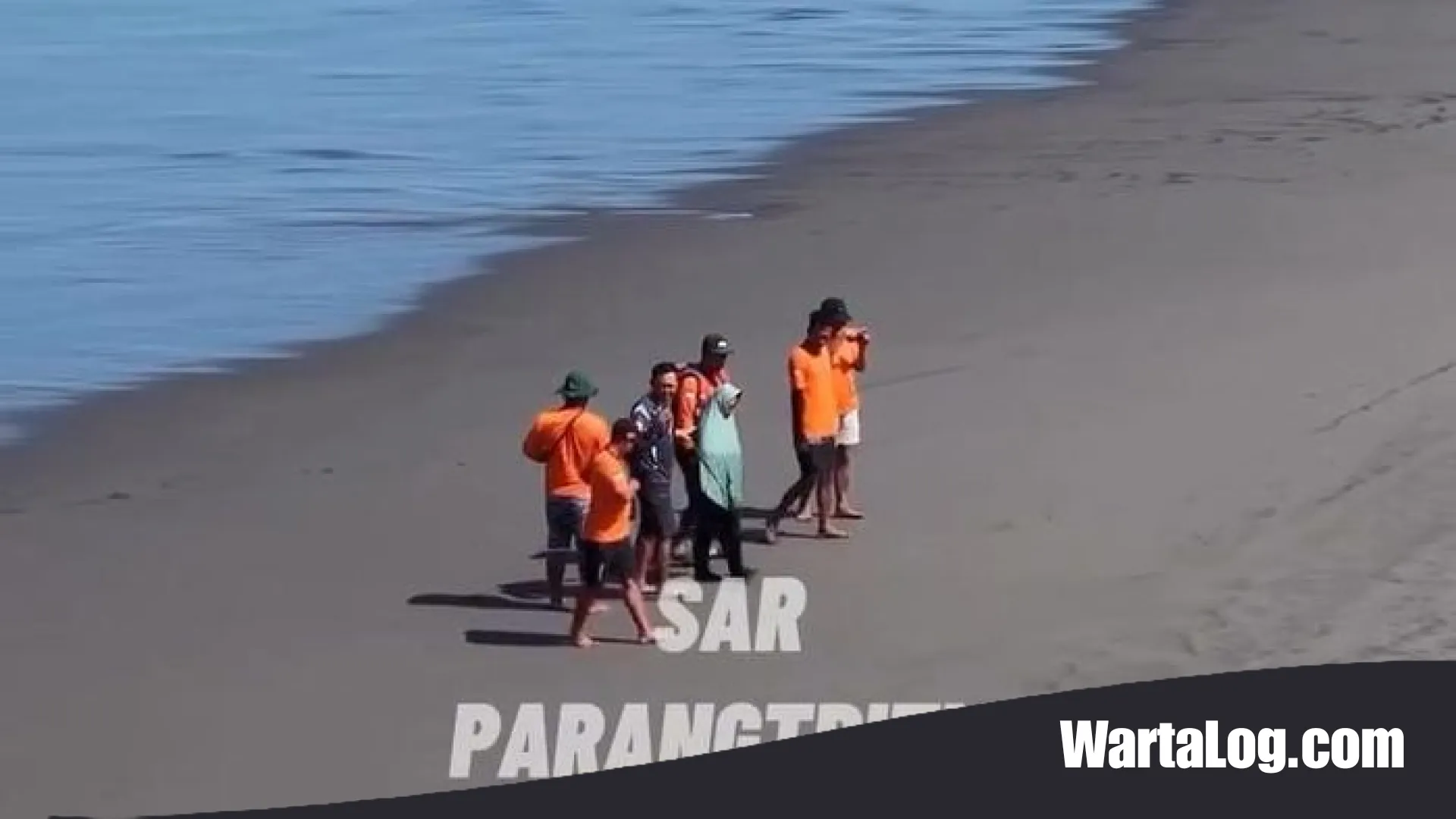 Misteri di Balik Deburan Ombak: Aksi Nekat Wanita Menceburkan Diri di Pantai Parangtritis