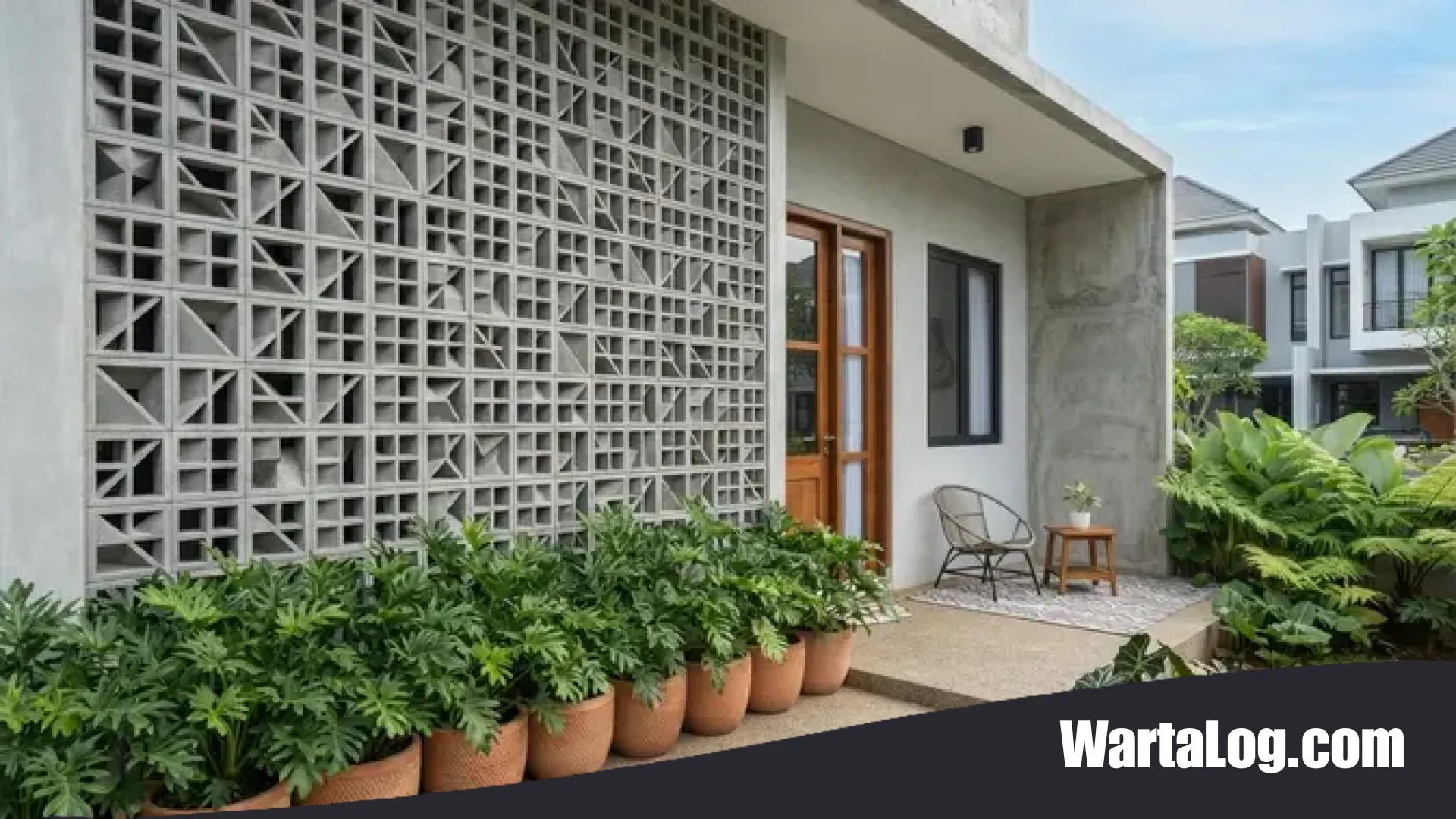 Sentuhan Tropis Modern: 6 Inspirasi Halaman Rumah dengan Perpaduan Roster Beton dan Philodendron