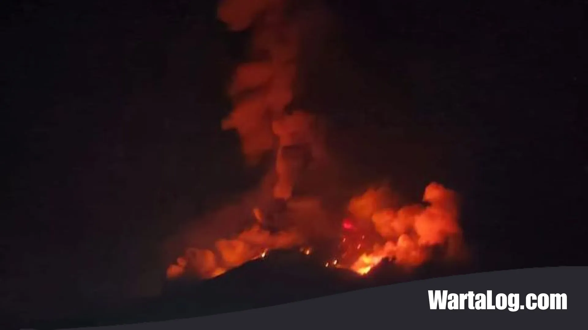 Gunung Karangetang Erupsi Eksplosif: Langit Siau Membara Akibat Lontaran Material Pijar