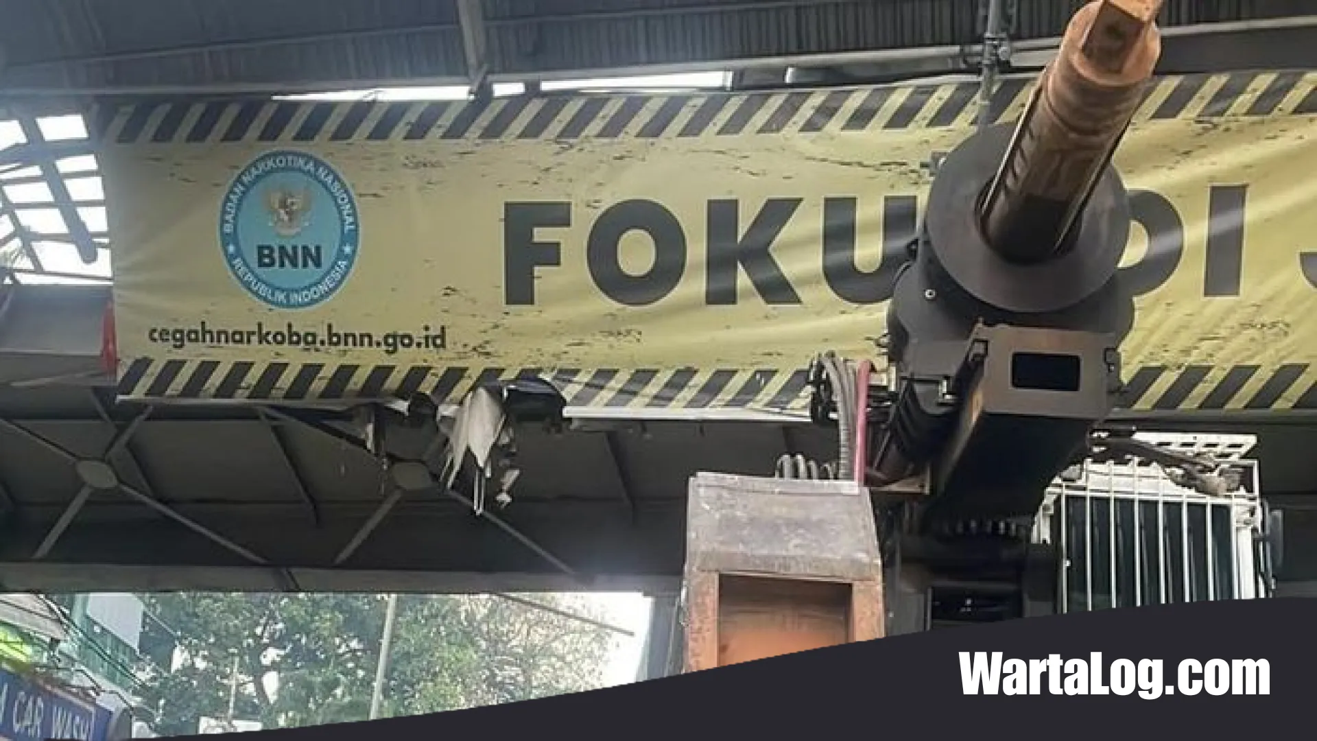 Insiden Truk Crane Tersangkut di JPO Tendean: Kelalaian Sopir Picu Kerusakan Parah dan Kemacetan Panjang