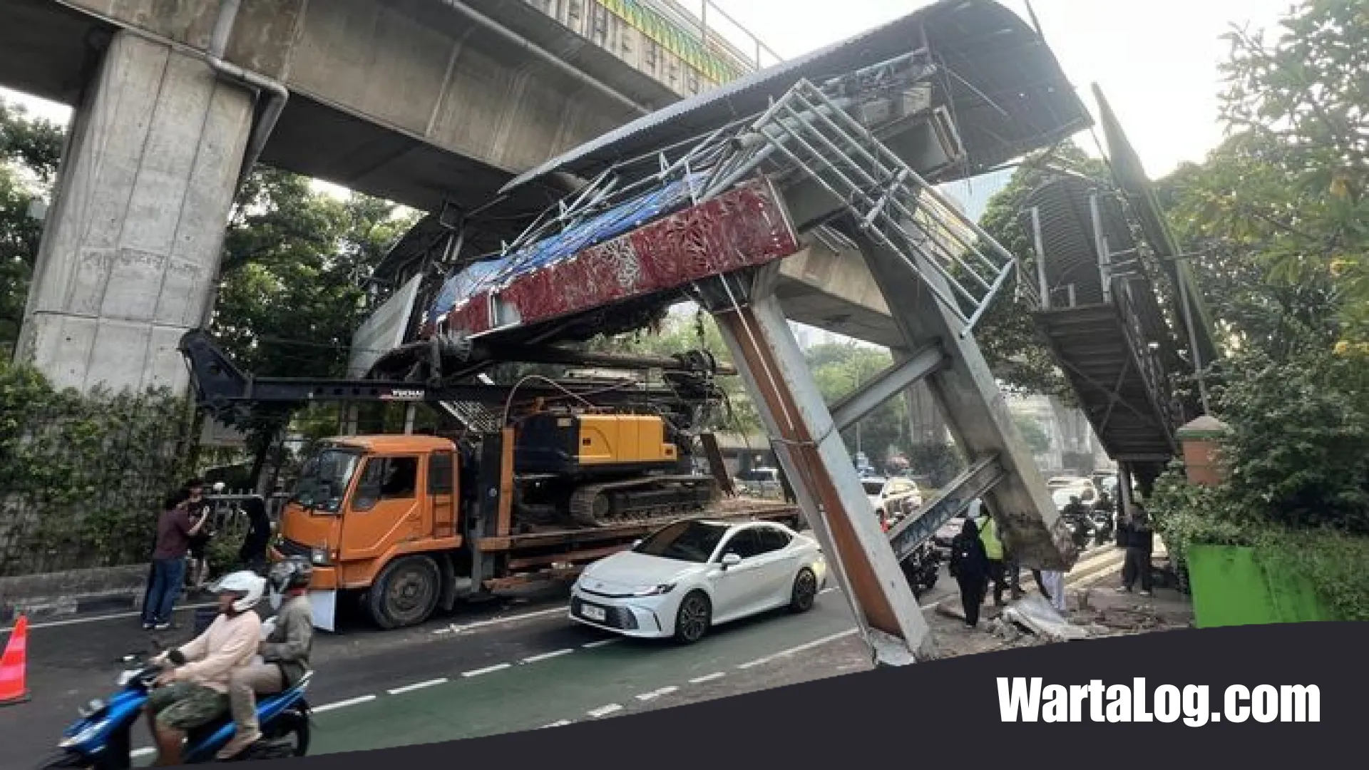 Petaka Gadget di Balik Kemudi: Kronologi Truk Alat Berat Tersangkut JPO Tendean yang Menghebohkan