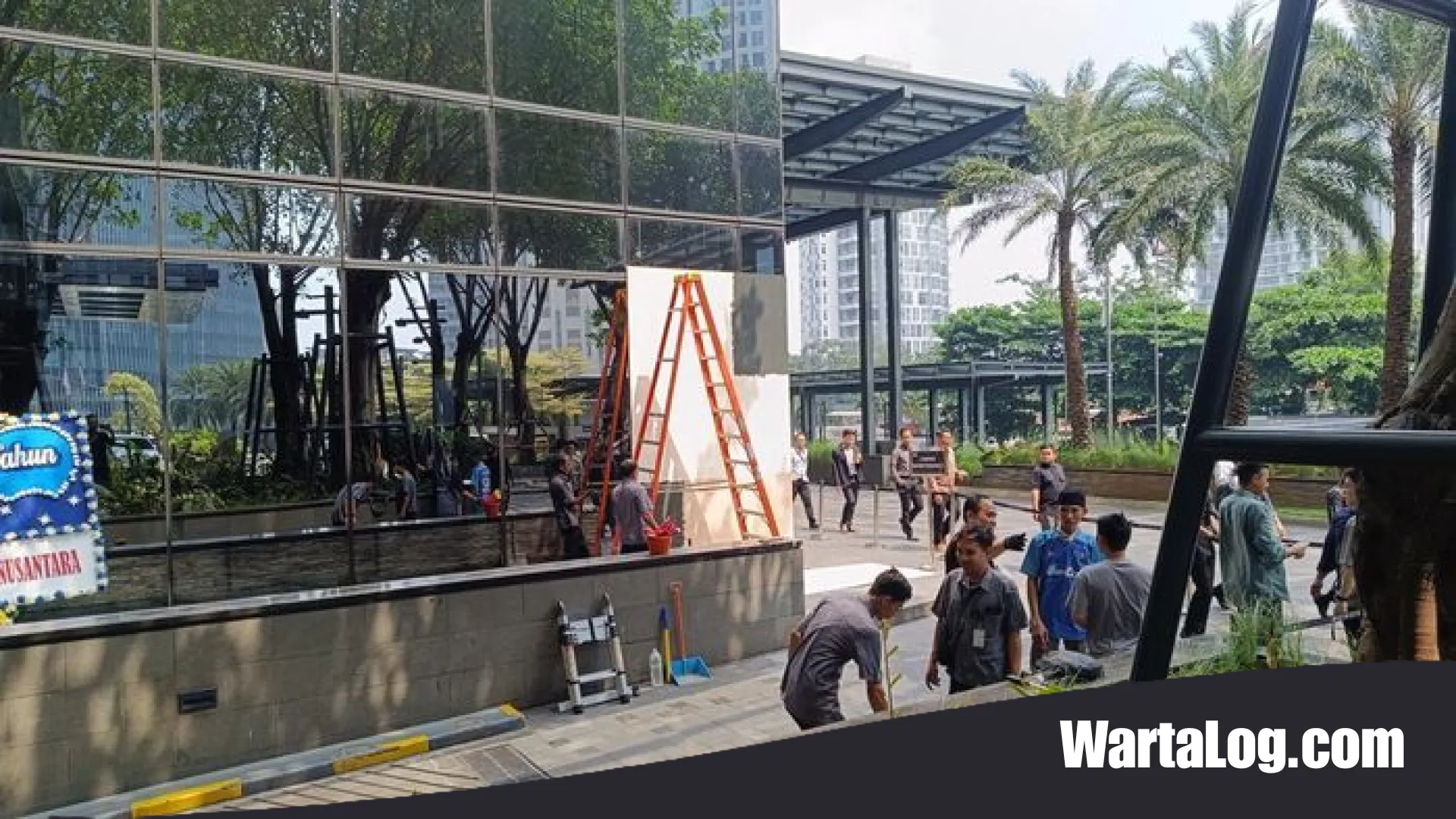 Insiden Mobil Hitam Hantam Gedung di SCBD, Pecahan Kaca Picu Kepanikan di Kawasan Bisnis Jakarta
