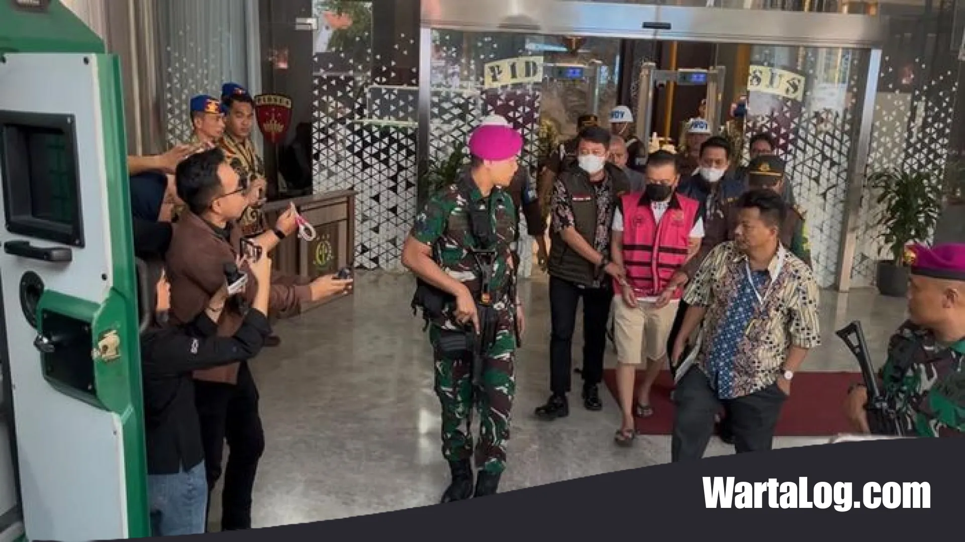 Transformasi Rompi Don Ritto: Dari Oranye ke Pink dalam Pusaran Mega Korupsi