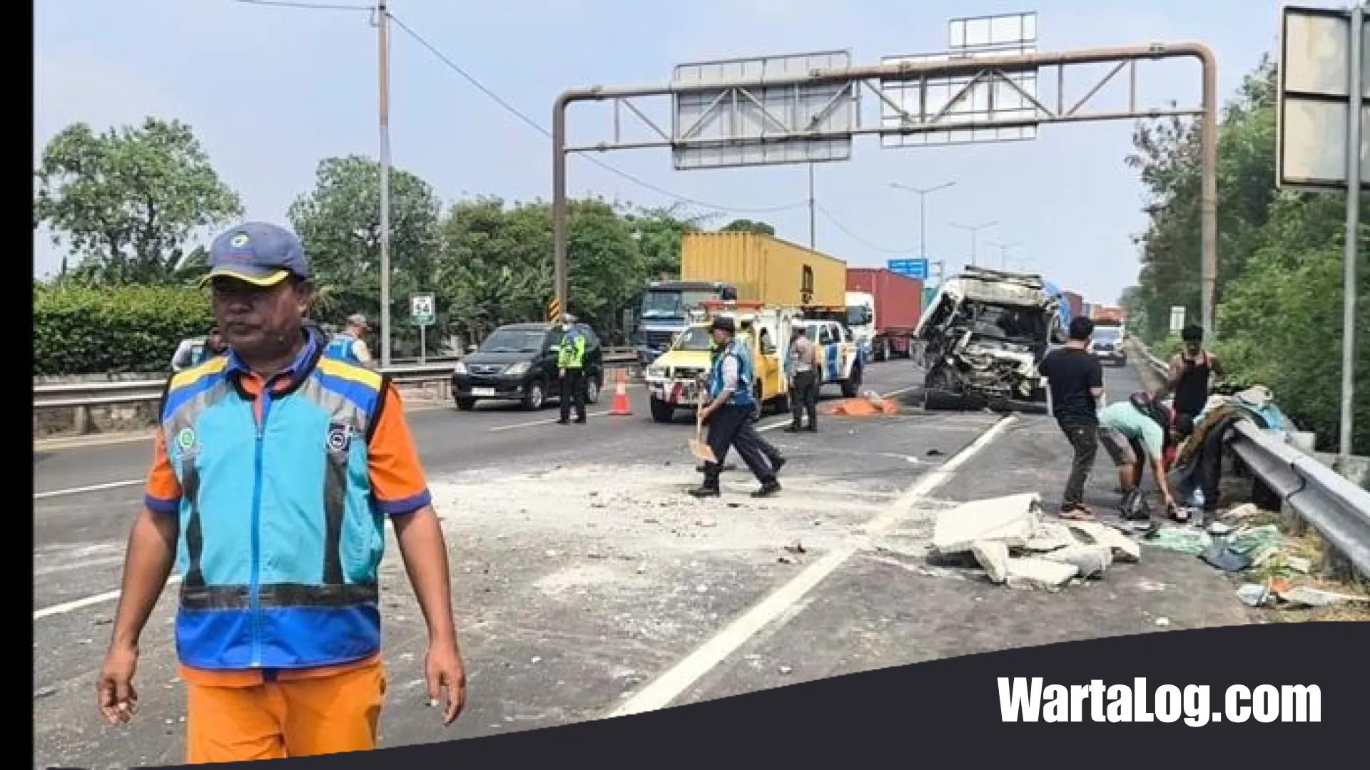 Tragedi Beruntun di Tol Bintara: Microsleep Picu Tabrakan Enam Kendaraan, Satu Pengemudi Tewas